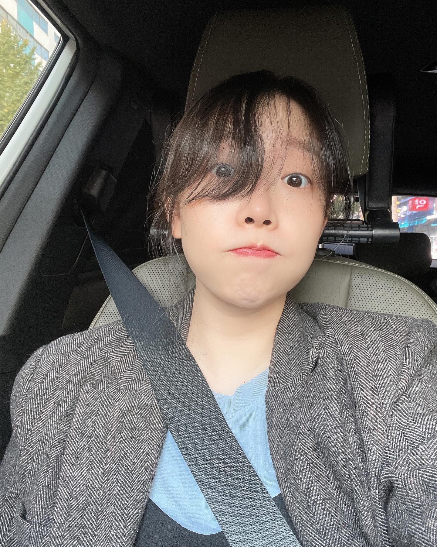 날씨 조오타🩵
산후검진날 병원가는건데 왜 신났는데
왜 좋아하는 원피스 꺼내입었는데
왜 에어랩까지 했는데

병원갔다가 피부과갔다가 붕어빵가게갔다가 
마트장보고 육아복귀(•̀ᴗ•́)و