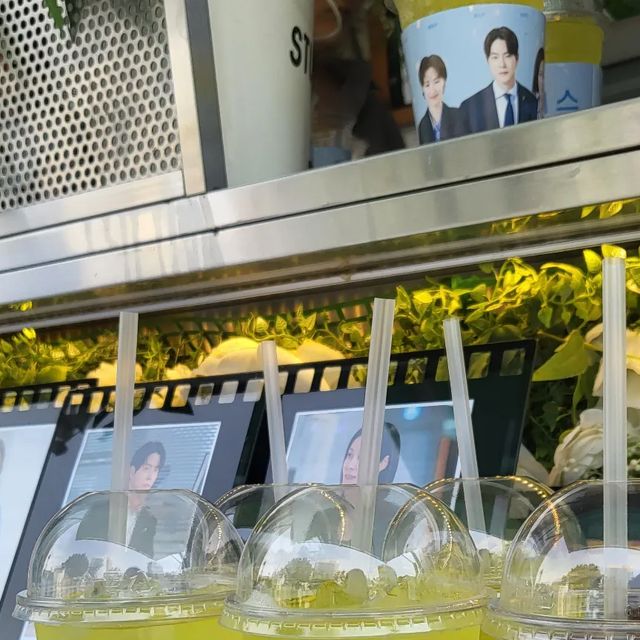 송송 on Instagram: "#광고 오잉? 오늘 점심먹고 나왔는데 커피를 나눠주네요! 디즈니+ <레이스>에서 커피차를 쏜거 있죠!! 커피 받으면서 물어 봤더니 직장인들에게 커피 이벤트 해준거라는데
