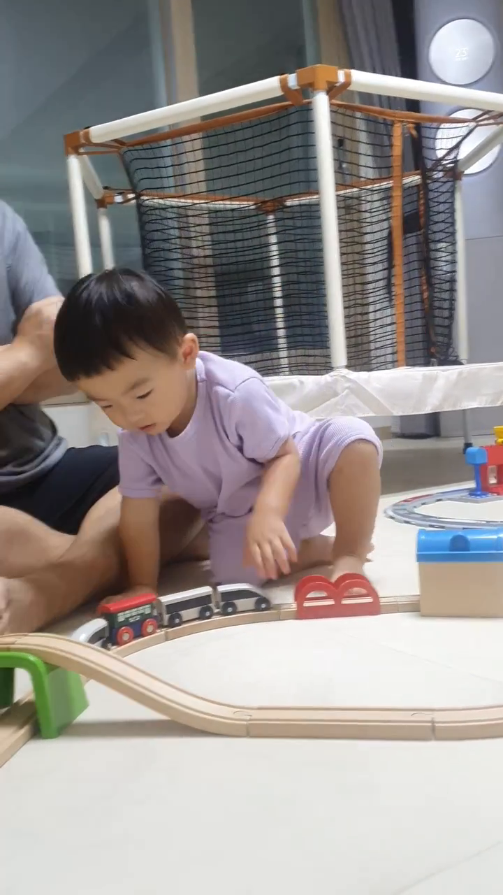 🎀 2023.08.09 (D+700)
빨간기차 노노노🙅싫어😕 새기차 좋아☺
시원이가 의사 표현이 많이 늘었어요ㅎㅎ

#23개월진입 #일상기록