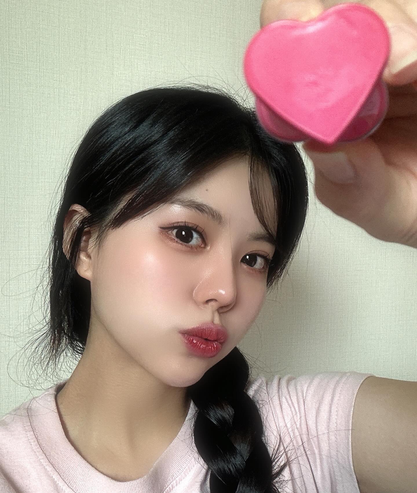 #협찬 touchinsol.official 
터치인솔의 신제품 인마이하트스틱이 출시되었어요🤍
가벼운 텍스쳐로 피부에 균일하게 밀착되며 뭉치지 않는 발림성!🍒
얼마나 촉촉한지 광이 나서 생기 가득해서 너무 만족!
하이라이터까지 사랑스러운 볼륨 연출 가능!!
디자인은 왜이렇게 사랑스러운거야 하튜스틱❤️

⭐️7월 3주간 런칭기념 최대 54% 할인 중이라고 합니당⭐️

#터치인솔 #touchinsol #터치인솔하트스틱 #하트스틱블러셔 #크림치크#치크밤