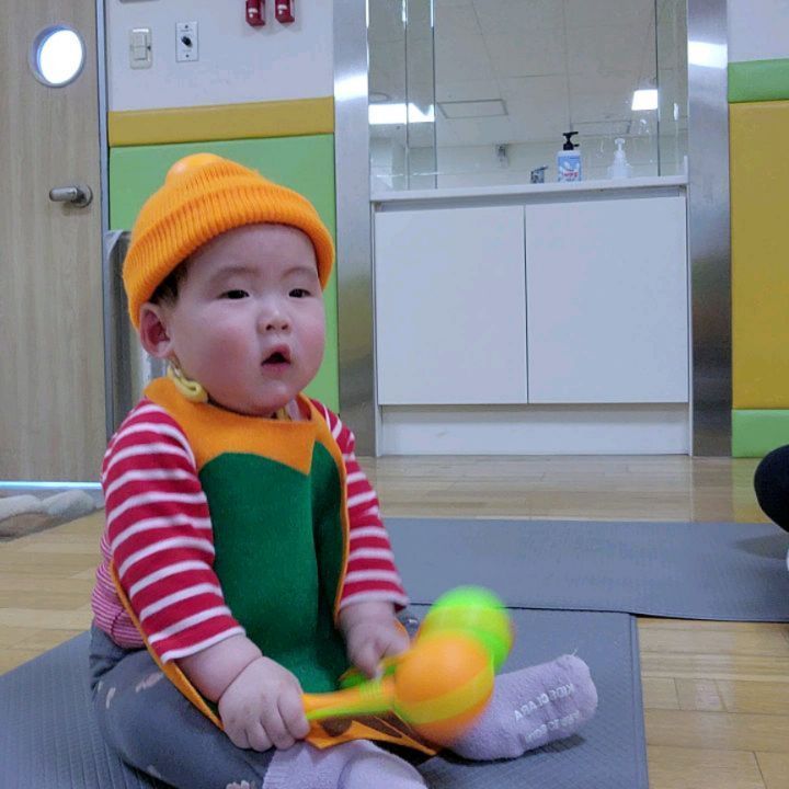 생일 똑같은 친구 윤이랑
일일특강 문센 귤놀이🍊
문센 자주 다니자 윤아🥰

#8개월아기 #8개월 #친구 #문센
#창원문센 #창원 #아기스타그램 
#8개월문센 #baby