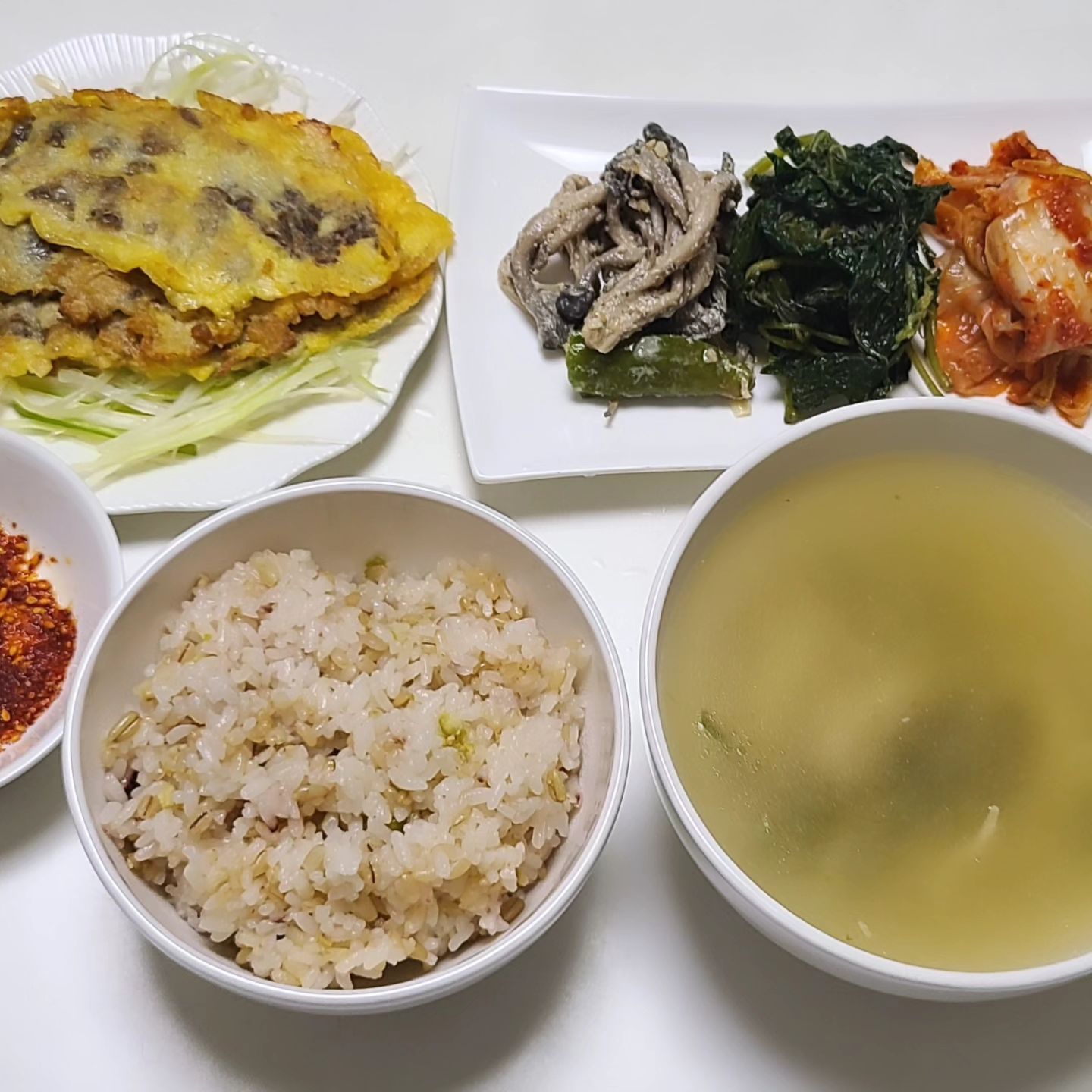 간만에 집밥다운 담백한 집밥 한상😋🍚
부드러운 육전, 닭고기가 듬뿍 들어있는 깔끔하구 맑은 닭곰탕,  간도 적당하고 맛 좋은 들깨버섯볶음&깻잎순볶음!!! 환상의 맛조합💖

#더반찬 #더반찬미식회 #담백파 #집밥 #육전 #닭곰탕 #깻잎순 #들깨버섯