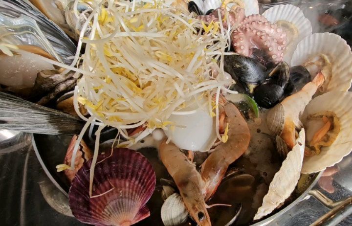 ♥︎

2월시작을 우리만의 사무실에서♥︎
이사하느라 고생하셨습니당😄

이직하고 다들정신없이 업무적응하며 일하느라
이렇게 모여 여유있게 식사할 시간도 없었는데
이사한 새 사무실에서 새로운마음으로 시작기념♡
2월은 아이들방학에 설연휴도있고 영업일수도 적지만
그럼에도 우리의 열정은 더더더 커짐🥰

함께해서 넘나 좋은것😍

#사무실이사
#동탄역그란비아스타