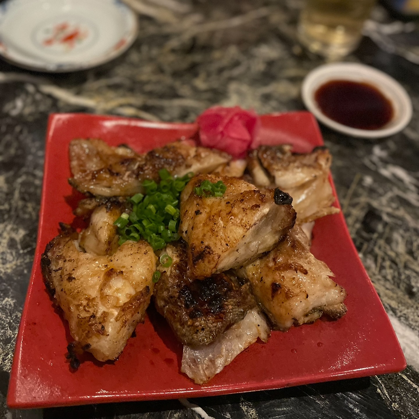 유린기와 부타동을 미친듯이 퍼먹었어오

꼬치도 맛있지만 메로도 너무 맛있고
여기서는 유린기랑 부타동 처음 먹어봤는데 맛도링
열심히 퍼먹다 왔숨당

세트메뉴에 원래 우동인데 가격이 같은 부타동으로 변경이 가능한지 여쭤봤고 가능하다고 하셔서 변경하였슴당

메뉴가 나오는데 시간이 아주 꽤나 많이 오래걸리는게 흠이긴 하지만
맛은 있었다…
.
.
[서산 / 야오야]

🍢 충남 서산시 호수공원 10로 32

🍴세트메뉴 (꼬치5종, 우동, 튀김류) - 47,000원
🍴메로구이 - 30,000원

#서산 #서산맛집 #야오야 #서산호수공원 #서산가볼만한곳 #서산맛집추천 #맛집 #맛집추천 #예천동맛집 #호수공원맛집 #일식집 #이자카야 #분위기맛집 #꼬치맛집 #메로구이맛집 #부타동 #유린기맛집