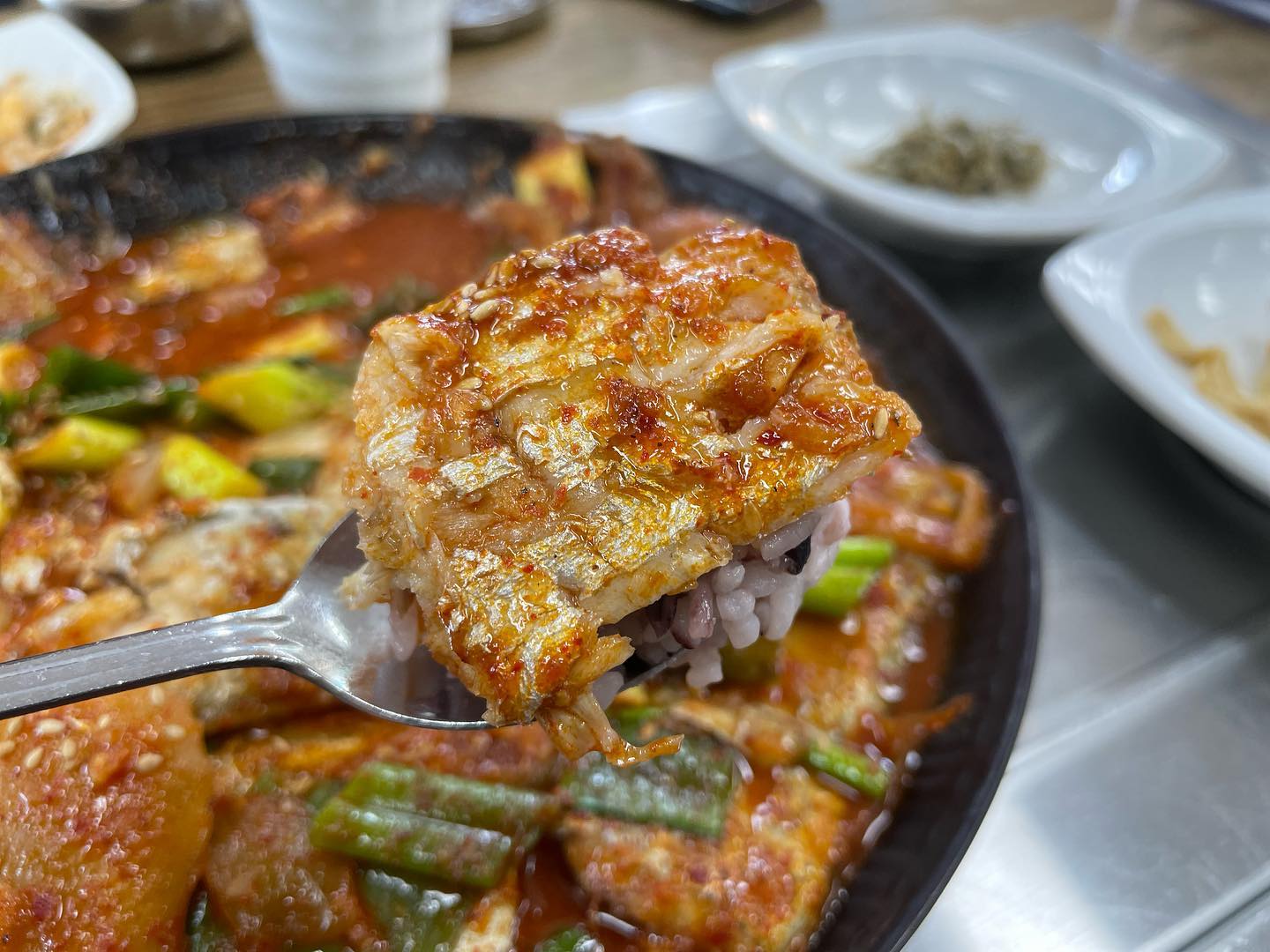 #협찬

이조은식당

제주도 오면 갈치조림은 필수코스죠

이효리맛집으로 알려진  중문갈치조림맛집 이조은식당

비주얼부터 맛있는 냄새가 난드앗

두툼한 갈치에 무우랑 같이 밥에 비벼 먹으면 
진짜 밥두그릇은 금방이네요.

양념도 너무 맛있어서 손이 계속 가네요.

둘이서 먹기 딱 좋은 양인데 

다음에는 코스로 즐겨 봐도 좋은듯

갈치회도 너무 궁금하네요.

중문에 오면 꼭 들려야할 코스

이조은식당 갈치조림 드시러 오세요.

제주 서귀포시 색달동 2476-3

#제주갈치조림#제주도맛집#서귀포맛집#색달동맛집#갈치조림맛집#중문갈치조림맛집#서귀포맛집추천#제주맛집추천#제주가볼만한곳#제주핫플#제주중문갈치조림#서귀포가볼만한곳#중문갈치조림#이조은식당#중문갈치조림이조은식당