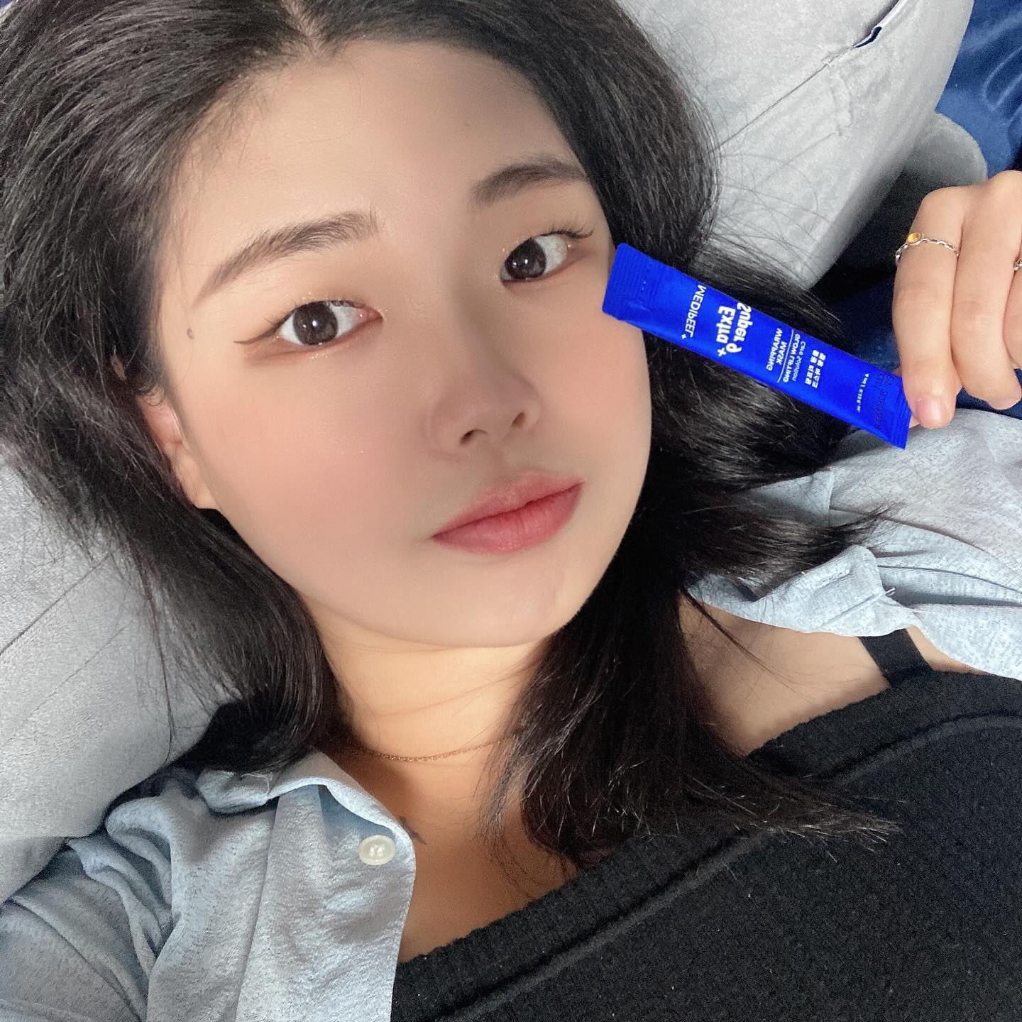 #협찬 medipeel.official 
✨즉각 물광 리프팅 효과 입증 완료! 피부 20층까지 깊고 진한 보습을 선사하고 물광 볼륨을 채워주는 엑스트라 슈퍼9 플러스 물광 리프팅 랩핑 마스크

다이소 품절 대란템으로 유명한 엑스트라 슈퍼9 플러스 물광 리프팅 랩핑 마스크! 구하고싶어도 없어서 못구하고있었는데 좋은기회로 이렇게 경험해보다니!!

품절대란템은 품절대란템인 이유가 있다👍🏻
속건조까지 싹 잡혀서 화장 너무 잘먹고, 쌩얼에도 광채가 도는 피부 완전 가능! 다이소에서 보이면 무조건 쟁여둬야하는 템!!완전 추천👍🏻

📌세안 후 토너와 크림까지 충분히 바른 후 사용하면 효과 두배!
📌저자극 모공 케어 솔루션 ‘엑스트라 슈퍼9’ 라인7종이 다이소에 새롭게 입점하여 메디필 물광 리프팅 마스크를 다이소 온/오프라인에서 만나볼 수 있다는 소식!

#medipeel #스킨이데아 #메디필 #엑스트라슈퍼9플러스물광리프팅마스크 #메디필엑스트라 #메디필랩핑마스크 #필오프팩 #다이소랩핑마스크 #메디필콜라겐팩 #바르는콜라겐팩 #다이소메디필 #엑스트라랩핑마스크 #다이소물광리프팅팩 #메디필다이소랩핑마스크 #피지제거 #모공관리 #모공마스크팩 #다이소 #다이소마스크팩 #다이소추천템 #다이소 #다이소마스크팩 #다이소추천템