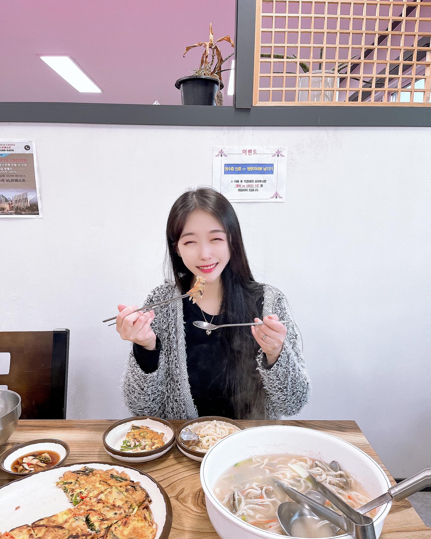 #명량칼국수 #협찬 

석모도 여행가면 뷰보며 식사하기좋은 바지락칼국수 맛집😋
애완견 있는분들도 한쪽 애견룸에서 같이 식사도 할 수있고
서빙도 기계가 잘가져다줘서 좀 더 편하게 먹을 수 있는거같아요!

안쪽에 프라이빗룸있고 단체예약도 가능해서
미리 예약해놓으면 자리잡을 수 있어용☺️
대지도 높은편이라 야경도 멋있고 주차하기도 편해용✨

#유니아일랜드맛집 #보문사맛집 #석모도맛집 #석모도칼국수 #강화도맛집 #강화도칼국수 #강화도해물파전 #강화도여행 #석모도여행 #셀스카그램 #셀피 #크리에이터 #패션디자이너 #모델 #블로거 #오오티디 #좋반 #선팔 #일상 #좋반 #팔로우 #팔로워 #팔로잉 #반사 #맞팔 #좋아요 #소통 #flowers