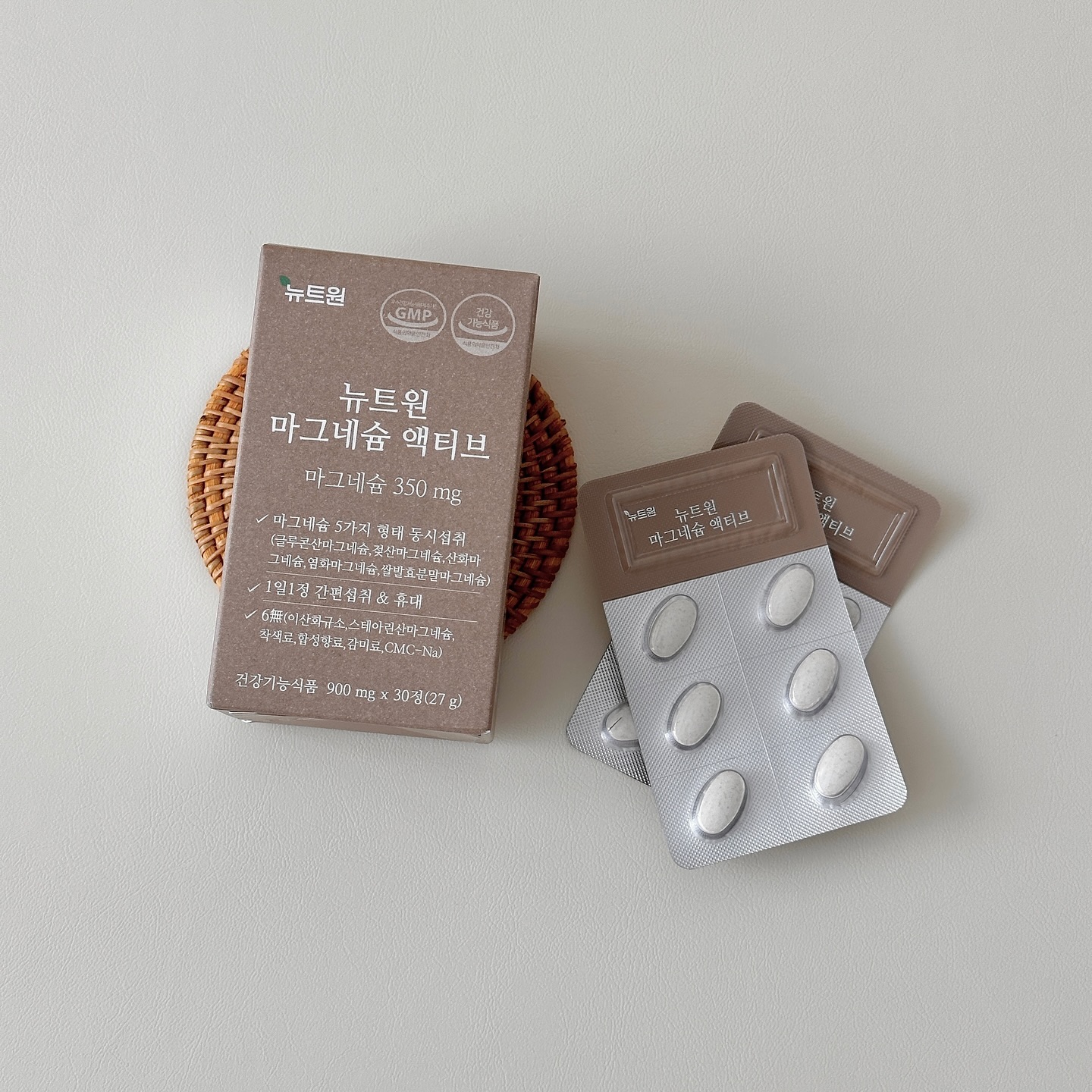 #제품협찬

📍뉴트원 마그네슘 액티브 350mg

요즘 눈떨림이 생겨서 마그네슘 찾아보다가 먹어보게 된 뉴트원 마그네슘 액티브! 기존 칼마디 제품에서의 마그네슘은 200mg 섭취가능한데 뉴트원 마그네슘 액티브는 300mg으로 1일 1인 최대치 섭취가 가능해서 좋았어요 ◡̎ 

마그네슘 고함량이면서 임산부도 섭취가능하게 설계되어있어서 임산부때부터 출산 후까지도 꾸준히 먹을 수 있어 좋더라구요. 출산한 지 얼마안됐고 고된 육아로 잠을 즐 못저고 있는데 마그네슘이 손발저림과 불면증, 눈떨림에 도움을 준다해서 열심히 섭취중이랍니다!

1일 1회 1정으로 간편 섭취가 가능해 좋고 마그네슘 5가지 염형태로 동시섭취 할수있는 제품으로는 뉴트원 마그네슘 액티브뿐! (마그네슘 5가지 염형태: 글루콘산마그네슘,젖산마그네슘,산화마그네슘,염화마그네슘,쌀발효분말마그네슘)

열심히 먹고 건강하게 육아해야지 〰️🤍
⠀⠀⠀⠀ 
#영양제추천 #뉴트원마그네슘액티브 #마그네슘추천 #마그네슘영양제 #마그네슘액티브 #뉴트원 #약사개발 #눈밑떨림