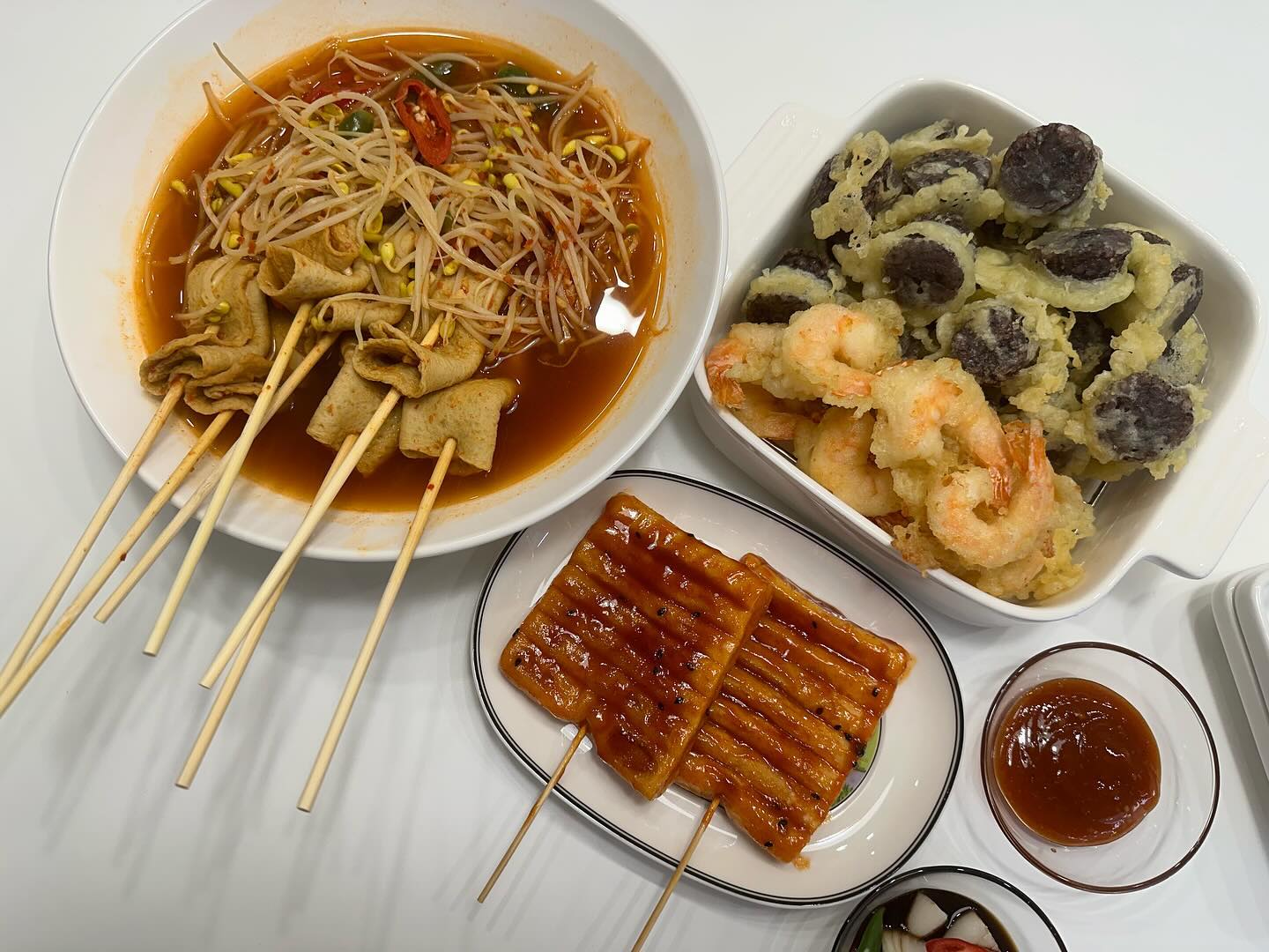 오늘은 분식데이~
냉장고 탈탈 털어서 분식한상을 차렸어요 😆
순대튀기고 기름이 아까워서 냉동실 잠들어있는 새우도 호다닥 튀겼지요😅ㅎㅎㅎㅎ

오늘도 잘 먹었습니다 

#집밥#신혼부부#신혼집밥#양념매운어묵#순대튀김#새우튀김#떡꼬치#분식세트#분식한상#선팔#맞팔#일상#공유