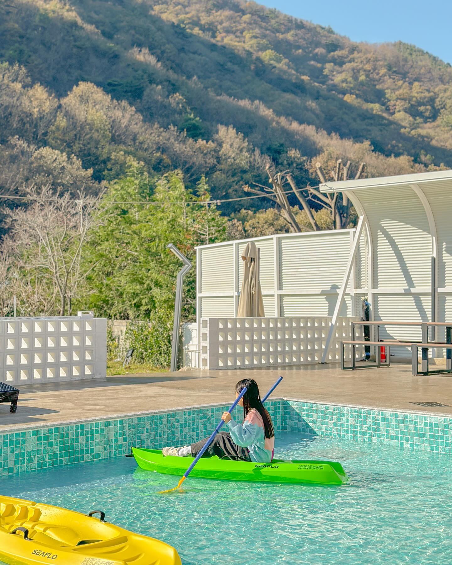 하루로는 부족한 우리들의 천국, #오늘의우리집🏠

이제 세상사 흥미가 없는 사춘기 응애가 숙소 들어서자마자 여기가 천국이라며 눈이 휘둥그래지던 역대급 키즈 풀빌라.
물놀이도 하고 모래놀이도 하고, 여기까지는 다른곳과 다를게 없어 보이지만 신세계는 이제부터 시작입니다..!
아이들 타고 놀 수 있는 킥보드가 네대나 되고 각종 구기종목을 즐길수 있는 시설이 종류별로 다 있어요..!
거기다가 카약까지 탈 수 있는 키즈 풀빌라가 있다니요😳
실내에도 아이들 놀 수 있는 놀이감들이 가득해 정말 하루가 어떻게 가는지 모를 공간이였어요.
방도 세개에 실내공간도 엄청 넓어서 대가족이나 아가 친구들과 다함께 와 즐겁게 놀고 편히 쉬다 갈 수 있는 공간이였습니다🥰

🏠빌라 드 소양 (villa_de_soyang )
📍전북 완주군 소양면 송광수만로 341
🕰️체크인 16:00 체크아웃 11:00
🚘주차공간 O
◽️개별수영장, 개별바베큐, 잔디운동장 등
#완주여행 #완주숙소 #완주가볼만한곳 #완주펜션 #완주풀빌라 #빌라드소양 #전주키즈카페 #완주키즈카페 #전주근교