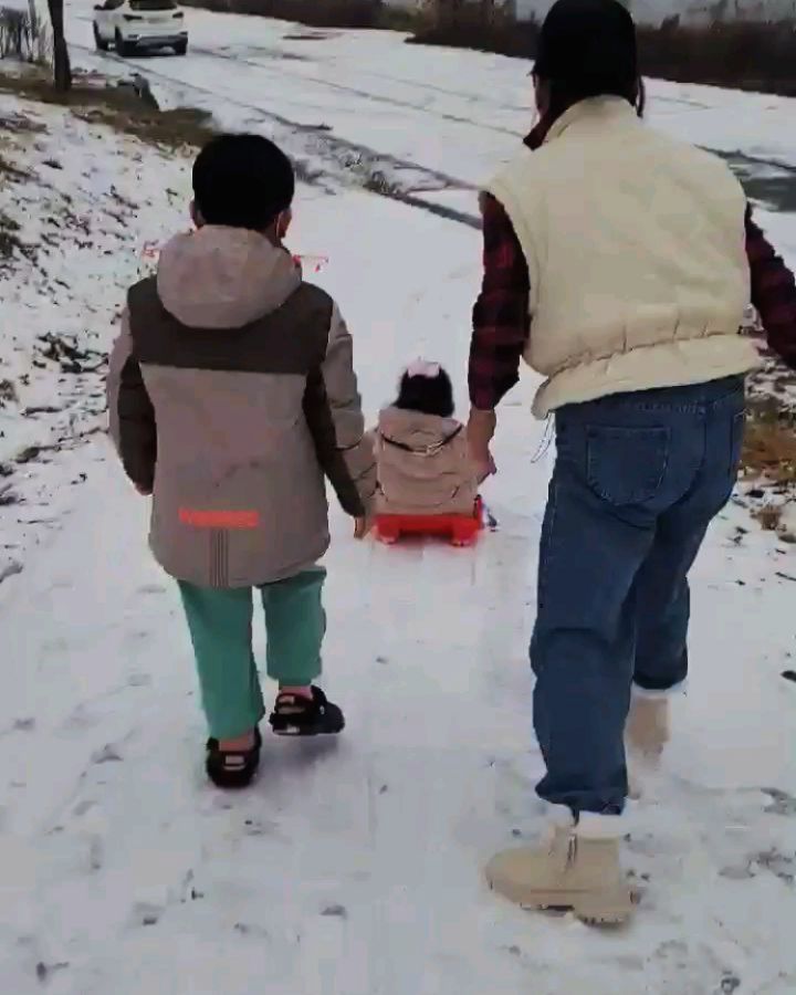 🤣😂🤣😂🤣😂😂
소은이의 #첫눈썰매타기성공☃️ 
이곳은 우리만의 #썰매장⛄ 
나도 신나게 탄 눈썰매ㅋㅋㅋㅋ