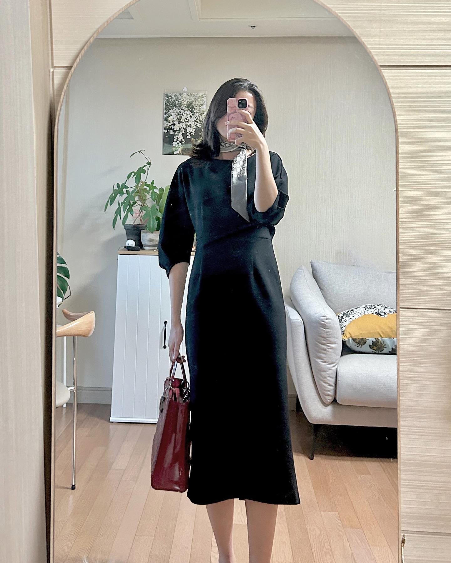 #glamjh_ootd #뗘니룩 #협찬 
오늘은 세번째 무드크루 아이템🖤
하객룩으로도 넘 좋을 것 같은 마농텐션 원피스 보내주셨어요!

✔️하객룩부터 연말 모임룩까지 우아하게🖤
✔️허리라인과 어깨 실루엣 핏 미쳤..🥹
✔️깔꼼한 디자인이라 어디에도 매치가능하구 아이템으로 포인트주기도 넘좋은👀✨

너무 이뻐서 이번 11월에두 결혼식 많은데
하객룩으로 입구갈 예정이에요🫣🫣
코로나 이후로 몰려서 11월에두 결혼식 너무 많자나여?
하객룩으로도 연말룩으로도 넘 좋을 마농 텐션 원피스!
궁금하다면 mood_sue 👀✨

#자체제작 #무드클로젯