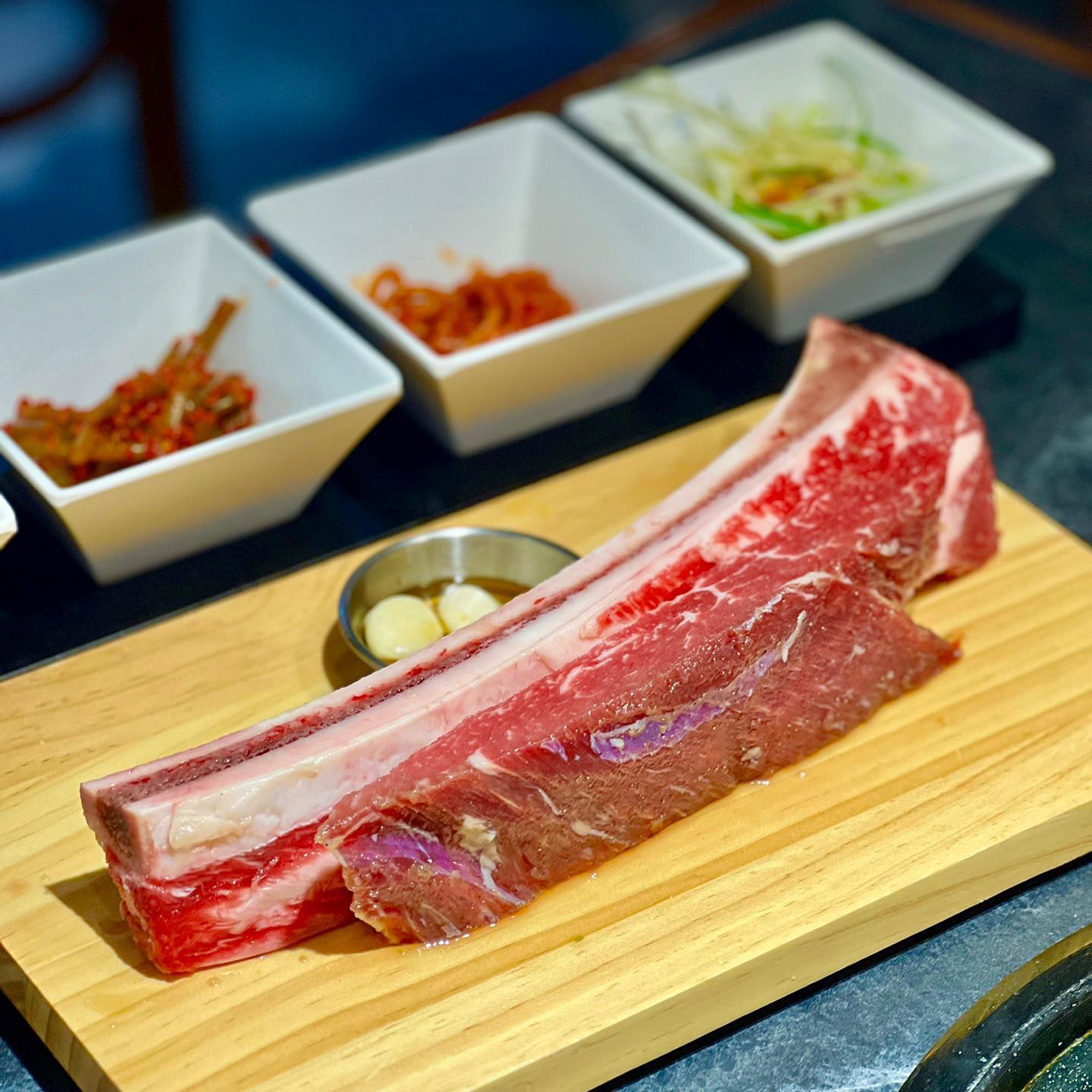 #협찬 🥩
오목교에서 만날 수 있는 우대갈비와 LA갈비 #영등갈비오목교점

미국산 프라임 등급의 우대갈비와 LA갈비 그리고 영등갈비만의
특제소스로 72시간 숙성시킨 국내산 1등급 돼지갈비❕❕

고기는 직원분들이 다 구워주셔서 편하게 식사를 즐길 수 있고
밑반찬이 다양하고 깔끔해서 계속 손이 가는 맛👏

매장이 깔끔하고 넓어서 회식이나 가족단위로 많이 오시던데
역시 하루 마무리는 맛있는 고기가 최고져👍👍

목동, 오목교 근처에서 깔끔한 우대갈비와 LA갈비 그리고 
돼지갈비를 찾는다면 영등갈비 오목교점 ✔️✔️

네이버 예약 가능❕ 주차 가능❕맛있는 식사 가능❕

주소: 서울 양천구 오목로 337-10 2층 203호 204호

#오목교맛집 #오목교역맛집 #오목교고기집 #목동맛집 #목동고기집 #오목교데이트 #오목교회식