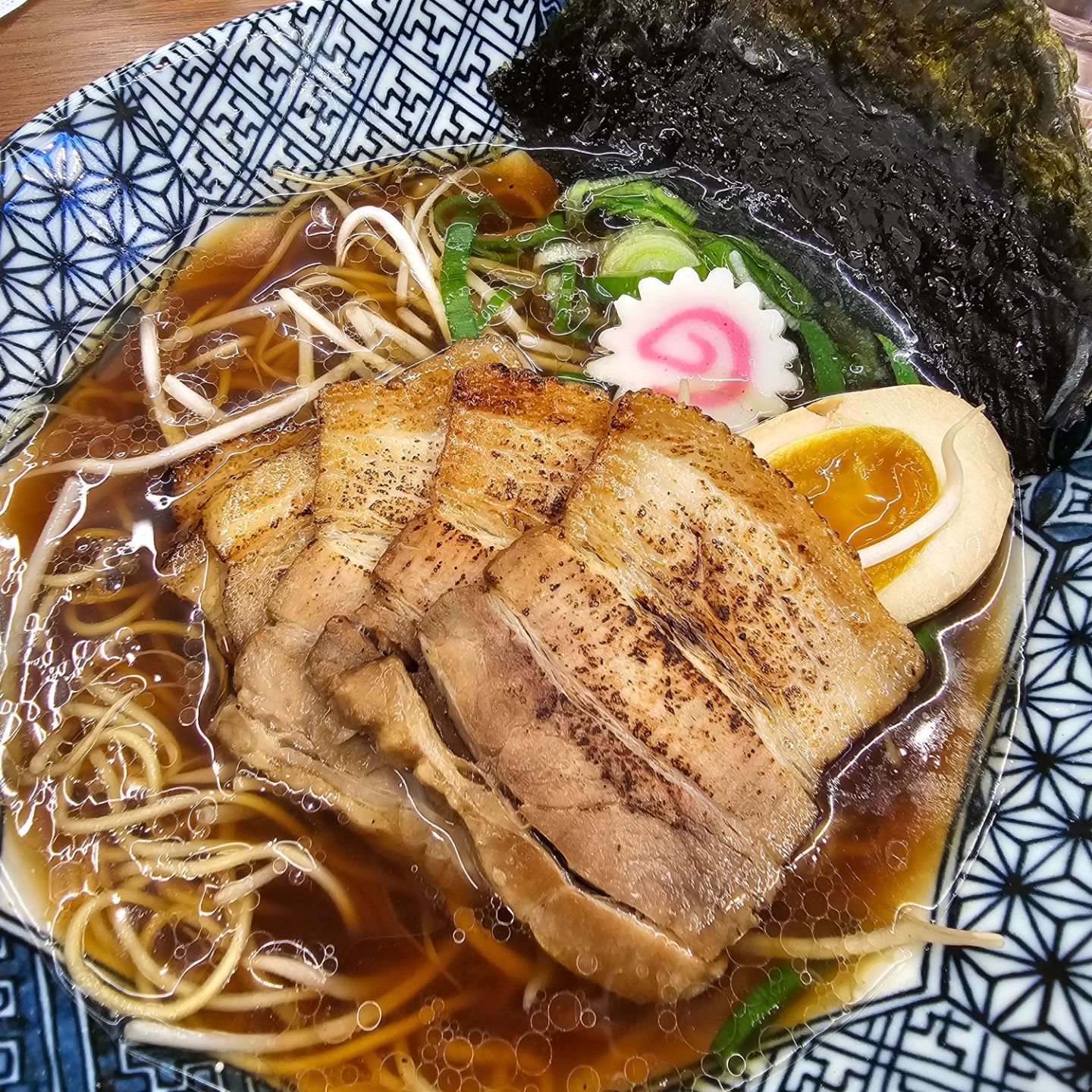 오느른 #면식당망포역점 #쇼유라멘 
은근히 쇼유라멘 깔끔하게 맛있는 집 없는데 눈 번쩍 🐰

차슈까지 추가하면 면식당 최애메뉴는 요걸로 갱신 🙋‍♀️
라멘 쌀국수 돈까스 다 잘하는 면식당 감사합니다 ✨️ 

💕 쇼유라멘 7,900원 

🍎 면식당 m.sikdang_mangpo 
🍏 경기 수원시 영통구 영통로 195 

#망포쌀국수 #망포베트남 #망포역맛집 #망포데이트 #망포쌀국수 #망포라멘 #영통라멘 #영통일식