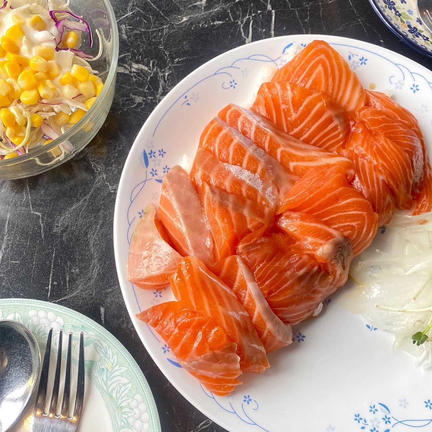 부산 서면 연어덮밥맛집 #노르웨이식당 

주문한 메뉴
📌연어덮밥11p+그린몬스터10인치 (2인) 23,000
피자 리코타치즈반 변경 1,000

연어는 간장소스가 발려있어서
그냥 먹어도 맛이 있었어요 
간장부족하면 추가
두툼하고~쫄깃하고~ 촉촉하고~ 맛있고 ~ 
연어아래 밥이 있는데 같이먹으면 꿀맛탱 
밥과 채소는 부족하면 더 주신다고해요 
피자 4조각으로 잘려있어요 
두조각씩 접어서 소스 찍어먹었는데
퀘사디아먹는것 같았어요 ㅎㅎ

노르웨이식당
영업시간: 월~토 11:30~20:30 브레이크타임(15:00~16:00)
 휴무: 일요일
주차장:  x 근처유료주차장이용 
위치: 부산 부산진구 동천로 117 2층

#서면연어맛집 #연어덮밥 #서면맛집 
#연어 #먹팔 #맞팔 #좋아요