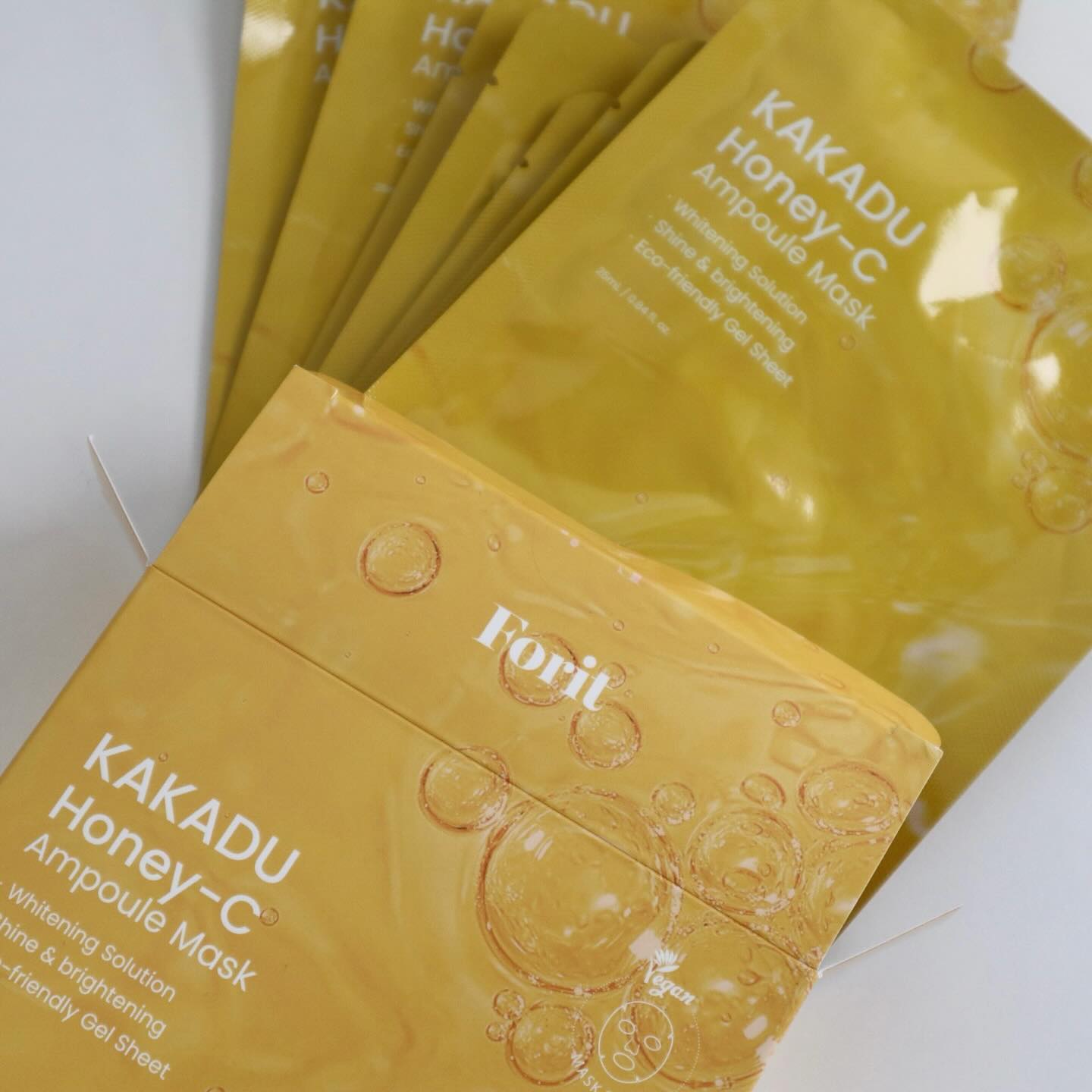 #협찬
🍯포잇 카카두 허니씨 앰플 마스크팩🍯
 
💟1BOX 10ea
___________________________________
#포잇 #카카두허니씨마스크팩 #미백마스크팩
민감성 피부를 위한 저자극 스킨케어 브랜드
‘포잇’의 환한 피부와 피부 결 개선에 좋은
포잇 카카두 허니씨 앰플 마스크팩 소개해
드릴게여!
-
▫️카카두플럼 열매추출물 900ppm 함유
정제수 대신 지구상에서 비타민C가 가장 풍부한
카카두플럼 열매추출물 함유!

▫️비타민C를 그대로 담은 노란빛 에너지!
인공색소를 사용하지않고 비타민C를 그대로 담아
노란빛 에센스

▫️탄탄한 피부로 가꾸는 꿀조합 성분!
피부를 탄탄하게 가꿔줄 꿀+로얄젤리 추출물 함유로 
노화 예방에 도움!

▫️밀착 • 수분 • 보습력에 환경보호까지 잡았다!
밀착력, 수분 보유력, 보습력을 높여주며 100%
생분해 되는 환경까지 생각한 고가의 친환경 시트

▫️식약처 인증 고시 미백 성분 함유
맑고 화사한 피부로 가꿔줄 식약처 인증 고시 성분인
나이아신아마이드 함유! 

▫️피부 자극없는 착한 성분을 담은 약산성 마스크!
피부가 가장 편안한 약산성 PH5.5~6 수치로
피부자극테스트 완료했으며 EWG 그린등급성분을
사용하였습니다!
-
✨이런 분들께 추천드려요✨
▫️피부 잡티, 기미가 고민이신 분
▫️균일하지 않은 피부 톤이 고민이신 분
▫️칙칙한 피부를 밝은 피부로 가꾸고 싶으는 분
▫️부드러운 피부 결로 가꾸고 싶은 분
▫️매끈광 피부를 갖고 싶은 분
▫️자극 없는 데일리 스킨케어를 찾으시는 분 !
-
🤍총평🤍
에센스 낭낭하게 들어있어서 너무 맘에 들었던
카카두 허니씨 마스크팩! 꿀이랑 로얄젤리 추출물이
들어있어서 그런지 팩 직후 꿀광이 촤라라~ 
너무 예쁘더라구요!
팩 시트가 야들야들해서 피부에 빈틈없이 착붙어서
수분을 가득 주고 떼어낸 후 붉은기 진정이나
미백에 효과가 있어 피부가 환해졌다는 느낌을
받았어요! 카카두 허니씨 마스크팩은 매일 사용해도
자극없을 거 같아서 데일리 팩으로 사용하면 좋을
거 같아 건조한 피부에 고민이신 분께 추천드립니당!
-
#카카두마스크팩 #비타민마스크팩
#꿀광 #미백 #홈케어