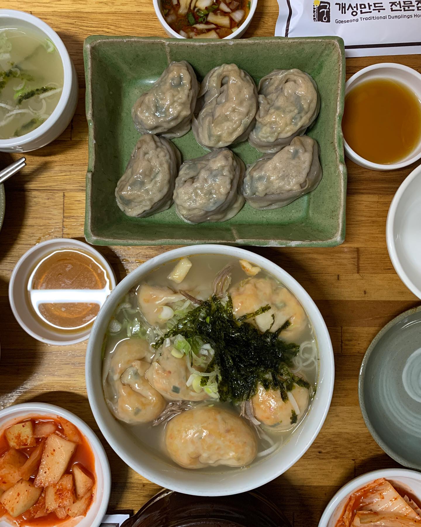 만두러버 🗣️🗣️

 📍#개성만두궁 #안국 #인사동 
🍽️ #개성김치만둣국 #개성버섯만두찜 

겨울에 웨이팅 줄이 너무 길어 다음을 기약했던 곳✨
드디어 일요일 오픈런으로 성공적인 식사,,
오픈하자마자 테이블은 만석이고, 먹고 나갈 때보니 웨이팅도 5-6팀 정도 있더라,,
여긴 계절불문 웨이팅 맛집인듯

다른 이북만두들과 달리 만두피가 상대적으로 얇아서 좋았다!
버섯만두는 버섯향이 강해서 호불호가 갈릴 맛 🧐
간이 슴슴한걸 좋아하는 엄마 입맛에는 딱 🫶🏻
김치만둣국도 만두 살짝 터트려서 국물이랑 먹으면 맛있슴
사골국물이라 꼬소하니 합이 좋다 !