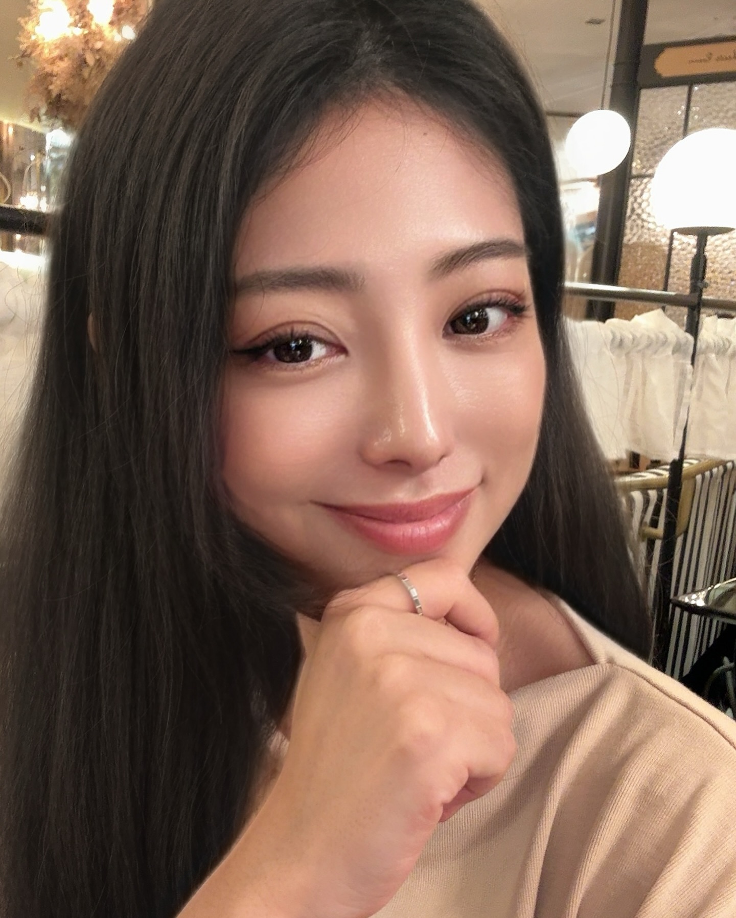 #협찬

반짝 반짝 고급스럽고 이쁘게 빛나는 장인이 직접 만든 핸드메이드 반지에요
섬게하게 각인도 할수있고
레이어링 반지로도 활용하기 좋고 
단독으로 착용해도 너무 이쁘더라구요🥰

데일리로도 너무 반짝반짝 예뻐서 잘착용하고 있어요

316큐브글로시 2.2 

#퍼플스미스 #은반지