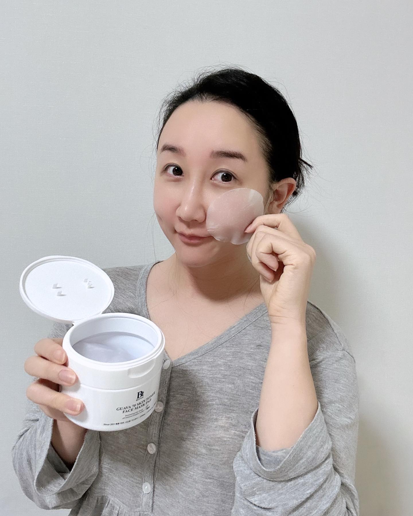 가을만 되면 건조해서 그런지
민감한 피부가 더 예민해져서
화장품 고르기가 쉽지 않은데요😱
 
이번에 제가 만난 벤튼 #구아바패드 는
피부 진정에 탁월한 원료 제주산 구아바잎추출물 70%를 가득 담고, 인공 향료, 인공 색소, 에센셜 오일, PEG, 20가지 주의 상품 등 유해 논란 성분 배제, 오직 자연유래 성분으로만 만들어진 진정 패드랍니다❤❤❤
 
성분뿐만 아니라 비건 인증 원단 사용으로
피부 자극이 적어 저같은 예민이에게 딱👍🏻
세안 후 착착 올려주면 스킨케어 끝!!!
열감도 내려주고, 피부 진정까지 완료😍
진짜 넘나 편해서 더 추천추천!!!
바쁜 직장인이라면 무조건 써보세욥🙂
-
-
-
#벤튼 #벤튼구아바패드 #뷰스타그램 #토너패드 #스킨패드 #진정패드 #보습패드 #수분패드 #화잘먹패드 #토너패드 #토너패드추천 #뷰티템 #초밀착패드 #연보라패드 #아줄렌패드