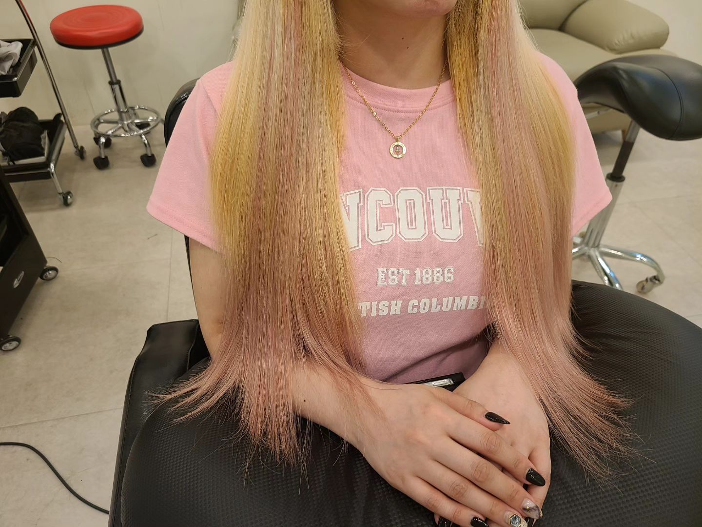 핑크를 사랑하시는 우리 고객님 💖💗💕

딸기우유색 칼라가 사진에는 안담아지네요  ㅜㅜ

이쁘게 관리하시고 리터치때 뵐께용 👌 

#특수칼라붙임머리 
#탈색모붙임머리 
#강서구붙임머리추천 
#발산역붙임머리 
#마곡붙임머리 
#긴머리연장
#단발붙임머리잘하는곳