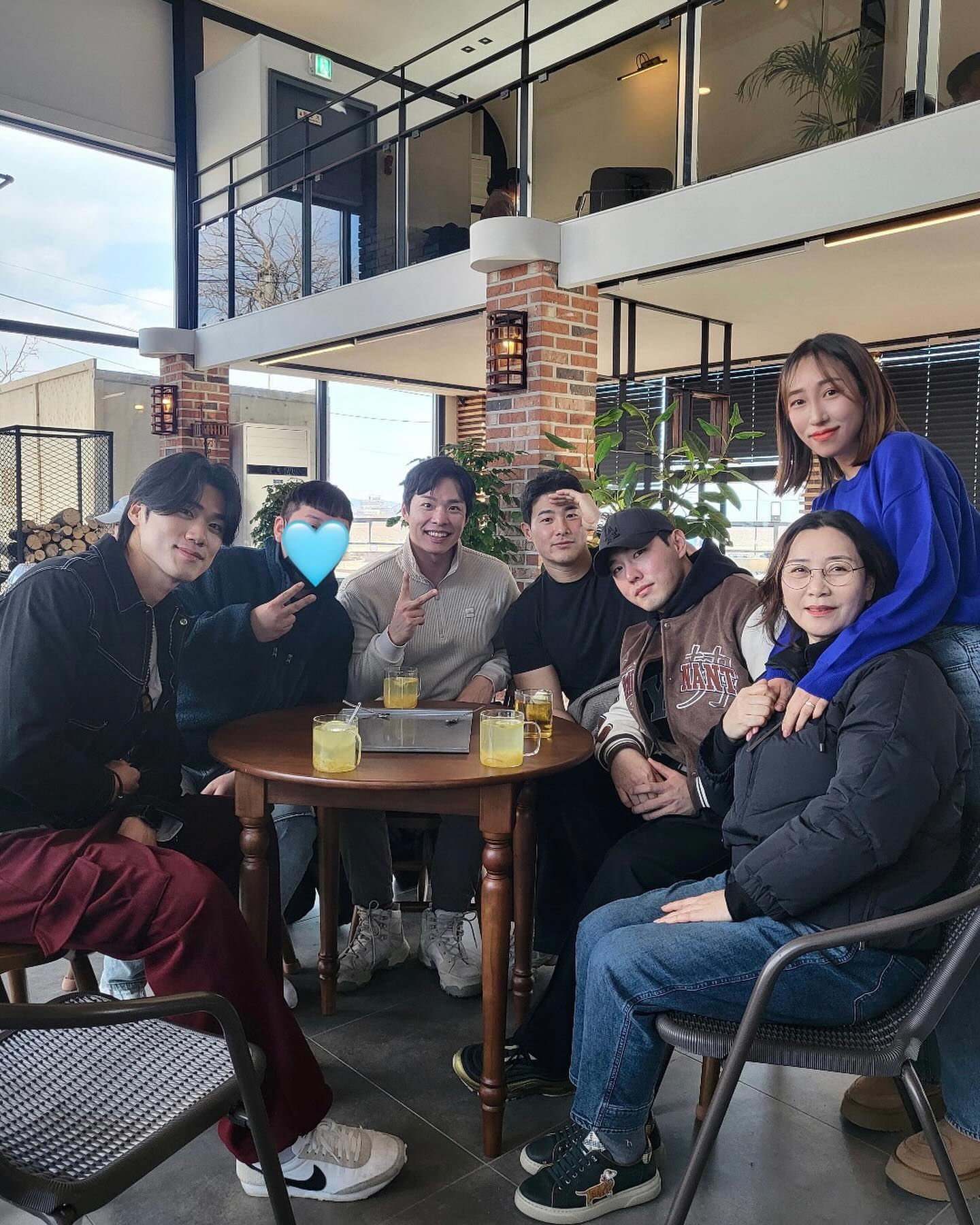 ☕️ 도깨비 카페[ doggaebi_cafe ]

장난삼아 동규온다하면 가자 했는데 진짜 왔다 .. 🫡
나 동규 보러 간거 아니구 카페대박나라고 간고에오!
태풍아 고마오.. 남편 고마오.. 다들 멋지더라.. 

카페 구석구석 넘 이뻐효 🤎
길냥이를 위한 맘마까지 챙겨놓은 세심함도 나는 보았쥐
벌써부터 사람이 북적한 핫플레이스 커피맛집!
대박나랏!!!🙏🏼

📍경기 평택시 현덕면 도대1로 194-2 “도깨비 카페”