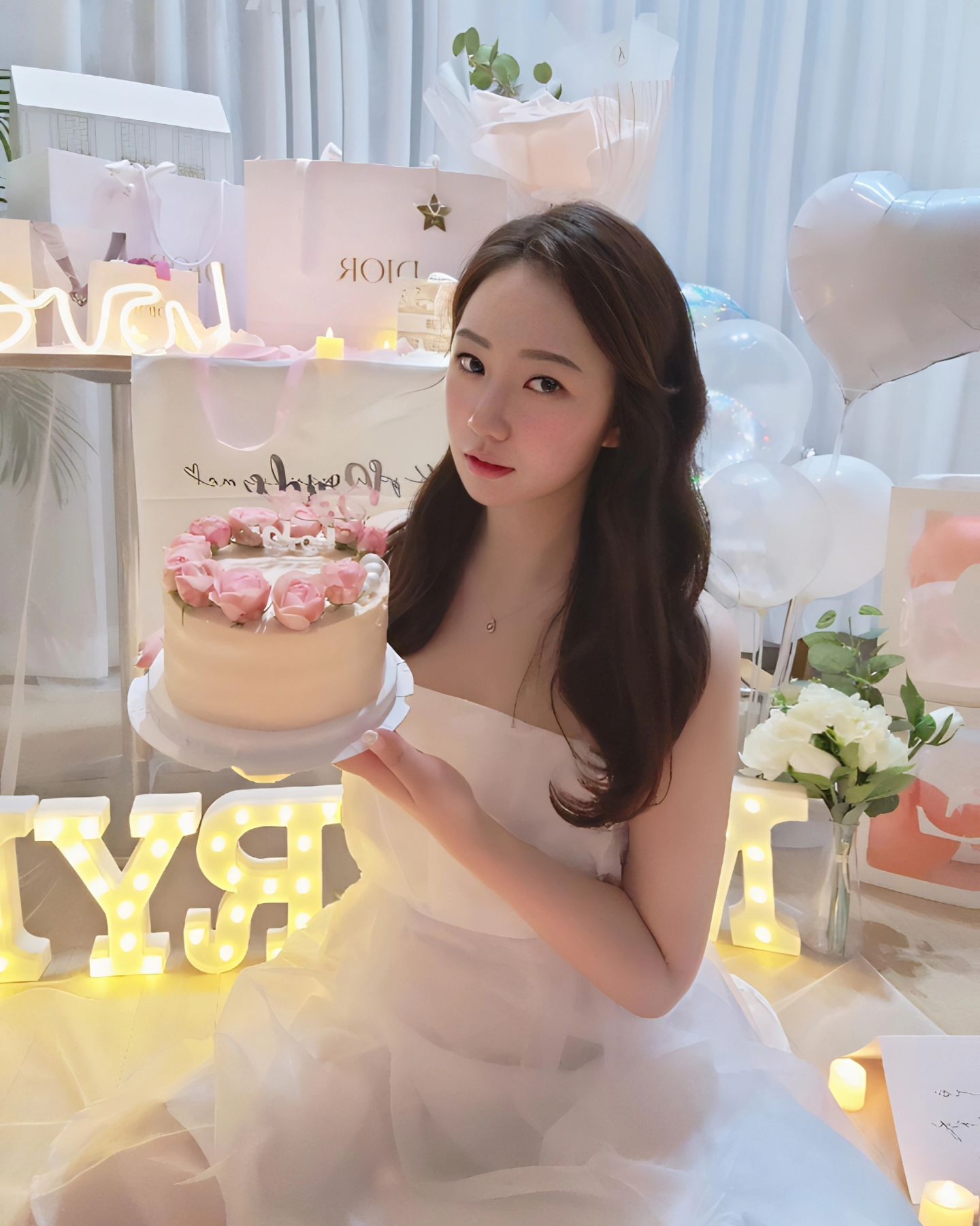 𝙒𝙀𝘿𝘿𝙄𝙉𝙂 𝘾𝘼𝙆𝙀 🎂

평소 좋아하는 플라워케이크 가게인 조은케이크에서
저만의 웨딩케이크를 만들어주셨어요.💓

겉으로 보기에는 심플하고 예쁜 플라워케이크지만,
안에 메세지 카드가 숨어 있어요!

'Will You Marry Me?' 라는 문구가 너무 귀엽죠?
케이크가 너무 예뻐서 사진도 가득 남기기.📷

역시 믿고 예약하는 조은케이크.👍🏻

likeflowercake_wedding
like.flowercake 
min_sh418 

📍조은케이크
충남 천안시 서북구 불당9길 31 1층 조은케이크
⏰️ 연중무휴 예약제

#천안웨딩케이크 #천안웨딩케이크주문제작 #천안플라워케이크 #천안생화케이크 #불당동케이크맛집 #불당동웨딩케이크