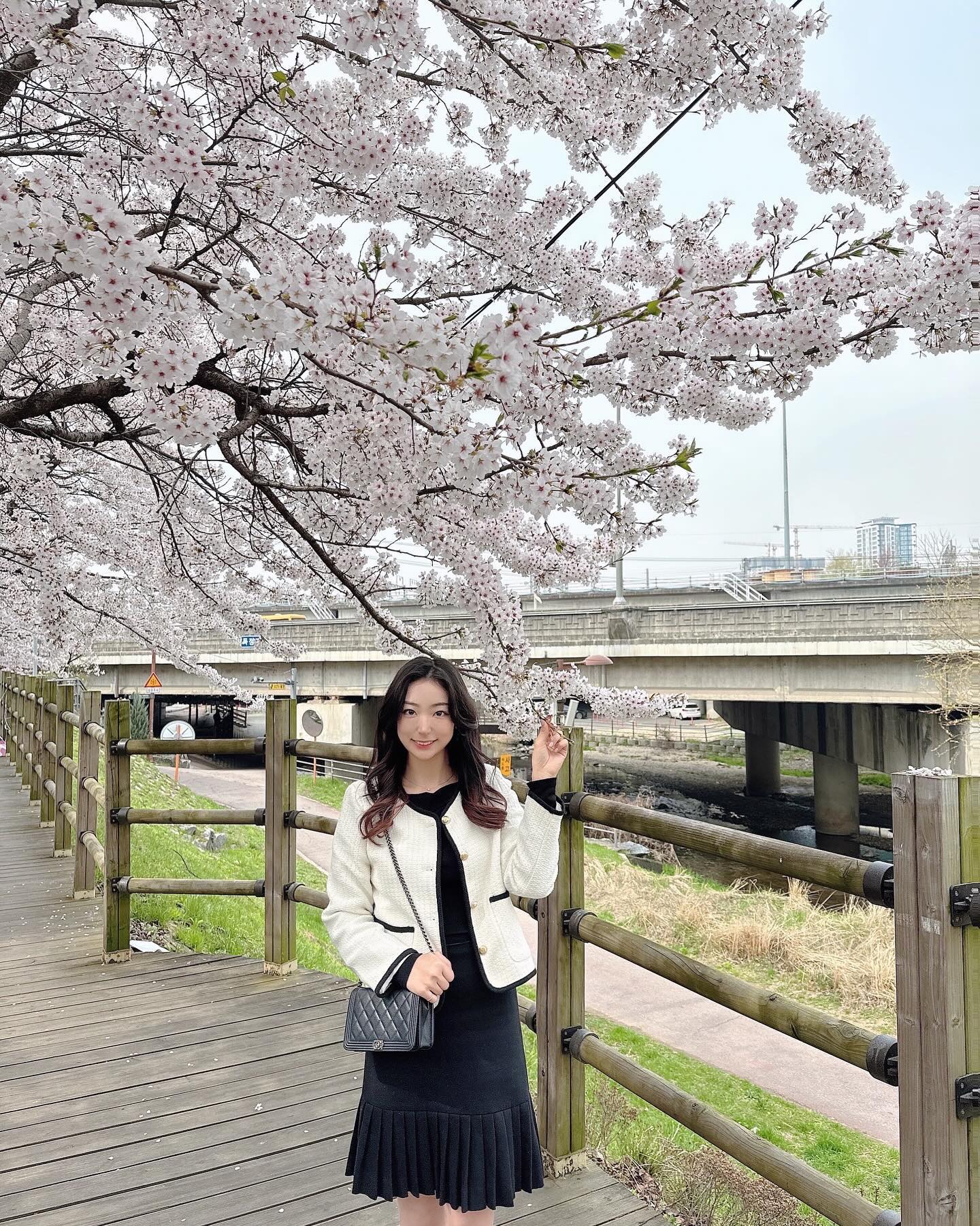 벚꽃 만개🌸
너무 예뻐.
.
.
벚꽃길에서
사진💕
.
.
벚꽃카페로 
취저였던,
‘타타스 베이글‘
.
.
금방 사라져서 
아쉬운 벚꽃들,
오늘 눈에 많이 담았다🤍
.
.
.
##벚꽃구경#일상기록#일상사진#벚꽃카페#주말드라이브#좋아요#드라이브#사진#벚꽃핫플#벚꽃#벚꽃사진#타타스베이글#보정동카페거리#카페거리#용인카페#용인벚꽃카페#카페추천#힐링#소통#소확행#벚꽃만개#일상스타스램#벚꽃길#행복#벚꽃데이트#카페맛집#힐링여행