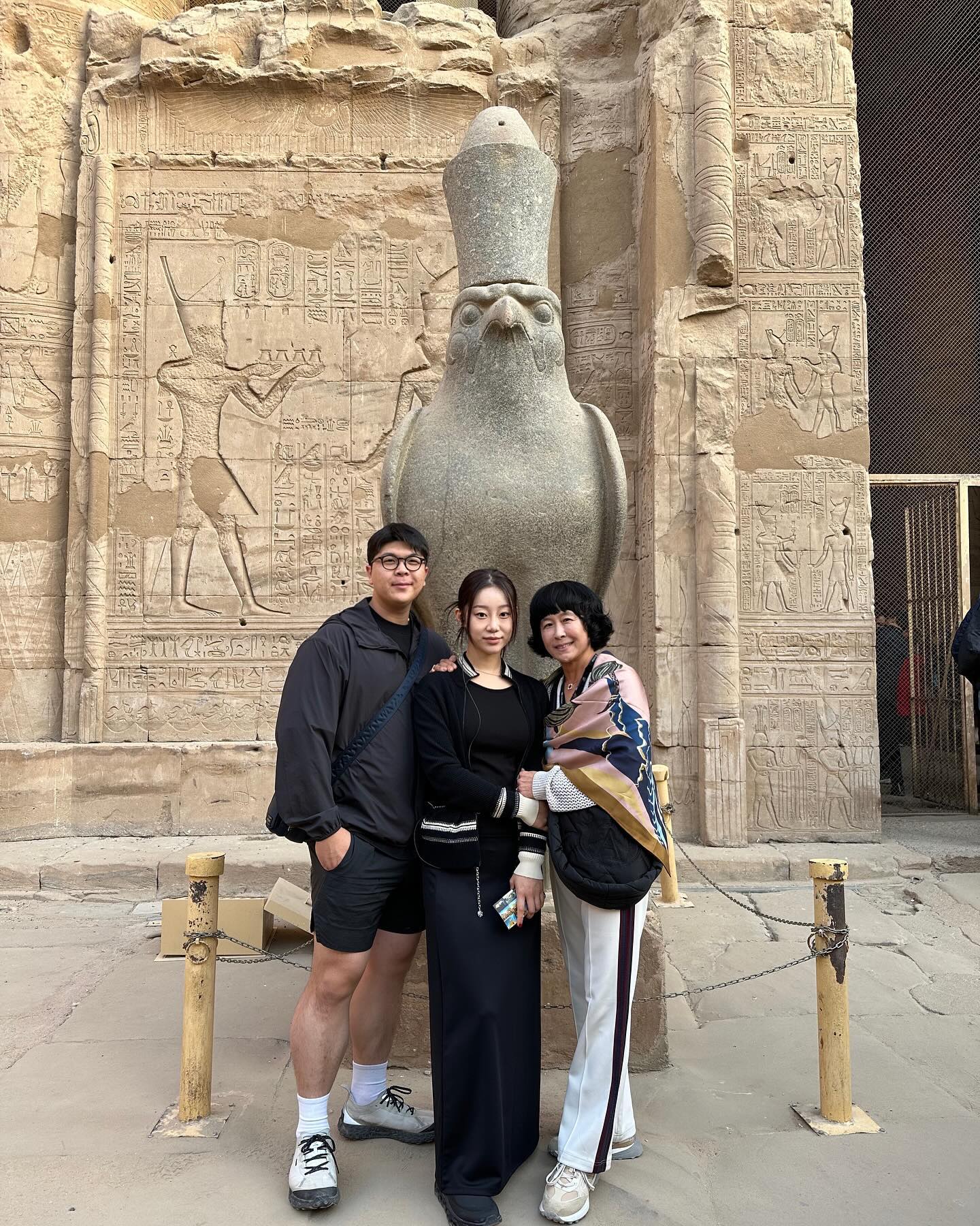 이집트 여행 끗!
공부도 많이 하고 색다른 음식도 먹어보고
사진도 많이 찍고 재미나게 놀았다-!
이런 값진 여행, 시간 또 언제 가지겠나
열심히 걸어다니며 이것저것 구경한게 좋았다;)

패키지 여행 처음이였는데 어머님 덕분에
새로운 경험도 해보고 너무 좋은 시간 보냈어요
가이드팀장님도 잘만나서 재밌고 날씨까지 완벽👍🏻🤍