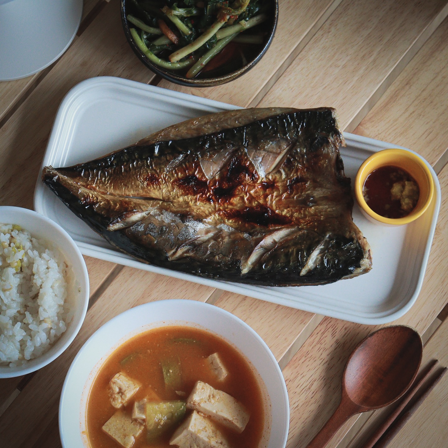 #협찬 정성에 반하다🐟

 
생선구이 좋아하지만 생선요리 못하는 사람 저에요🥲
제가 구우면 왜 맛이 없을까요?😅😅

저처럼 생선 못굽는 사람을 위해 나온
간편한 고등어구이!
”정성에반한고등어구이“ 입니다!

전자렌지 2분 조리하거나
에어프라이어에 6분 돌리면 끝!
비린내도 안나고 잔가시도 발라져서
생선살만 푸짐하게 먹을 수 있는
고등어랍니다!😋

구운생선을 택배로 받을수 있다니
진짜 세상 좋아졌죠?
넘 간편하고 맛있어서
쟁여놨다가 방학때 아이들 반찬 해주려구요!

✅네이버쇼핑에서 [정성에반한고등어]
검색해보세요!😊

#정성에반한고등어 #간편생선구이
#생선구이밀키트 #생선구이맛집 #리뷰노트