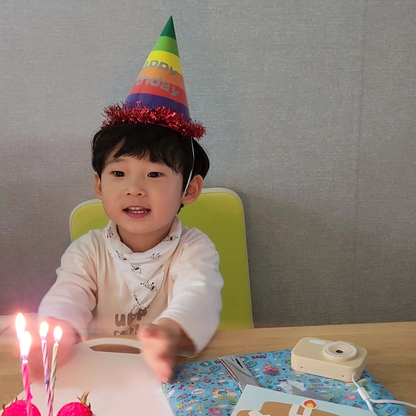 #240418 #1093일 #36개월아기

얼집에 케이크보내면서 나도 먹고싶어서 케익 두개나 주문함 ㅋㅋㅋㅋ
#르배 케이크 대존맛 ㅠㅠㅠㅠㅠ

일찍 픽업해서 월광도 다녀오고
라이브 좋아하네 황도윤..?ㅋㅋㅋ
노래부르는 아저씨 주위를 떠나지않음

턱스크한 도윤이 훈남오빠미 뿜뿜❤️
집에와서 얼집 선물과 함께 생일파티💛
노래도 다 부르고 초도 다 불고 다 컸다 다 컸어
사랑스런 내 아들❤️❤️❤️