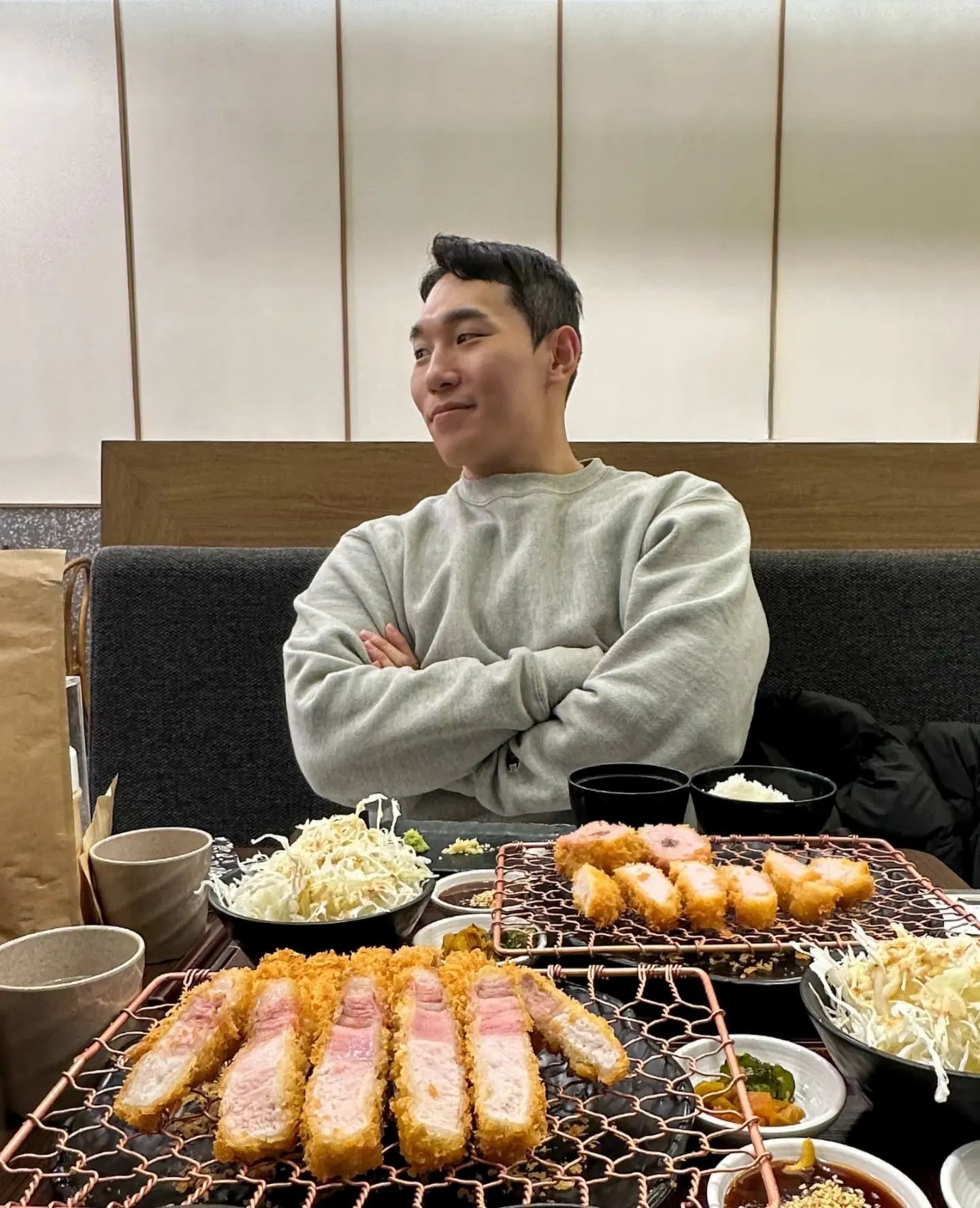 📌남자 3대 소울푸드 1️⃣국밥 2️⃣제육 3️⃣돈까스

오운완 열심히 하고 3대 운동만큼 좋아하는
남자 3대 소울푸드 3번 돈깨쓰 먹었어요🥩🍽️

단백질은 닭가슴살만 맹신했는데 돼지고기도 단백질 함량이 높더라고요? 무엇보다 맛있어서 대만족이예요.

판교 현백 '정돈'에서 스폐셜세트 안심+등심 돈까스를 먹었는데 입에서 녹는게 매일 먹고싶은 맛이었어요.

트러플소금이 진짜 풍미가 미쳤더라고요.
이제 옛날 돈까스 졸업하고 프리미엄 돈깨스 먹을라구요.

기멕히게 단백질 보충 완료💪💪
.
.
.
.
.
.
#협찬 #판교돈까스 #현대백화점판교맛집 #현대백화점판교점맛집 #분당돈까스맛집 #분당돈까스 #판교맛집 #분당맛집