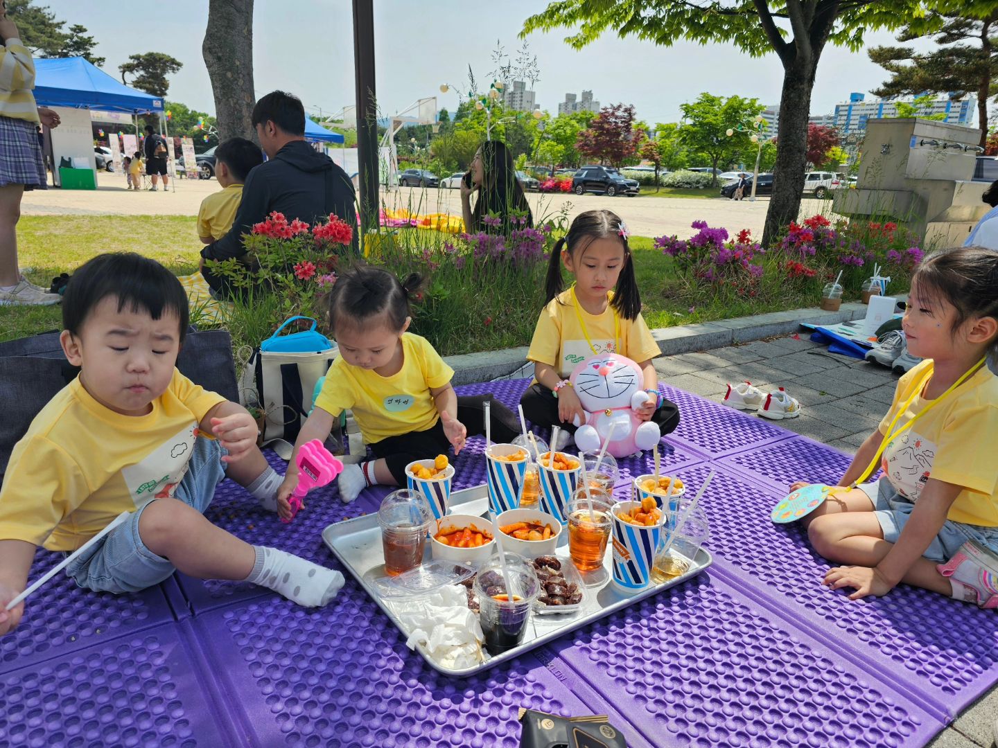 매년 어린이집 고고마켓에 진심인 선생님들👍
고고마켓 바자회 겸 어린이날행사 올해 스케일 무엇ㅋㅋㅋㅋ
덕분에 애들 신나게 놀았다🤩
넷이서 사진 찍기 참 힘든 너희들....ㄷㄷ
뚱재 잡고 있으면 어느새 눈앞에서 사라져 버리는 뜽아😩
첫째가 초딩이라 다행이였다ㅋㅋㅋㅋㅋㅋ
.
.
#혼자둘데리고나가기무서웠는데
#쌍마언니랑형부랑너무고마움ㅜㅜ
#어린이날행사