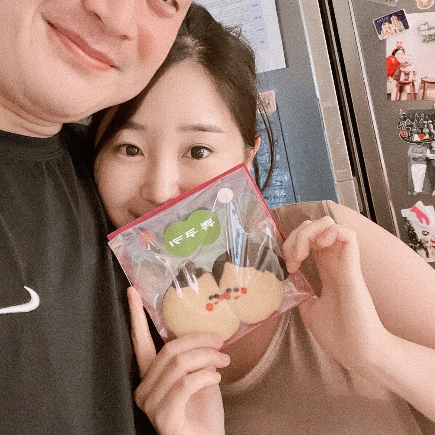 🏷️ 부부쿠키 👩🏻‍❤️‍👨🏻🤎🍪

귀여운 쿠키덕분에 
오빠랑 투샷 :)
사라지는게 아까워서 남겨보기 

오빠얼굴은 내가 먹고 ?
내 얼굴은 오빠가 먹고 

우리사이좋게지내자 .ᐟ 

#사랑해