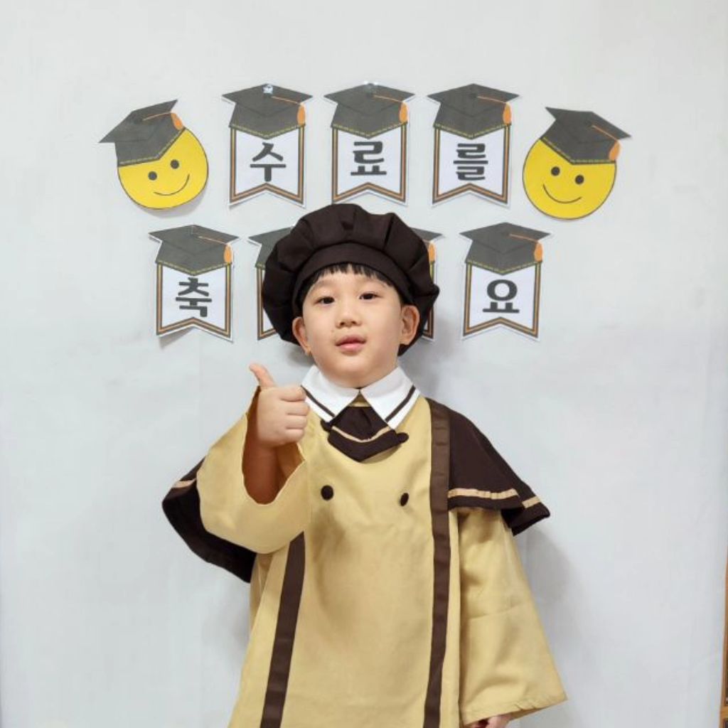 우리 첫째는 어린이집 졸업 축하해😆
7세반까지 있는 어린이집인데 찬빈이만
병설 유치원으로 가게 되어서 친구들과는 떨어지지만
어디서든 적응 잘 할 거라고 믿어! 엄마의 선택이
조금 두렵기도 하지만 연상을 좋아하는 너니까 
형누나들 친구들이 있는 유치원에서 더욱 마음이 커지는
찬빈이가 되길 바래! 졸업식 참석도, 입학식 참석도 못하지만
나중에 미국 다시 들어오면 입학식 졸업식 크게 챙겨줄겧ㅎ
사랑혀🥰 둘째도 😍