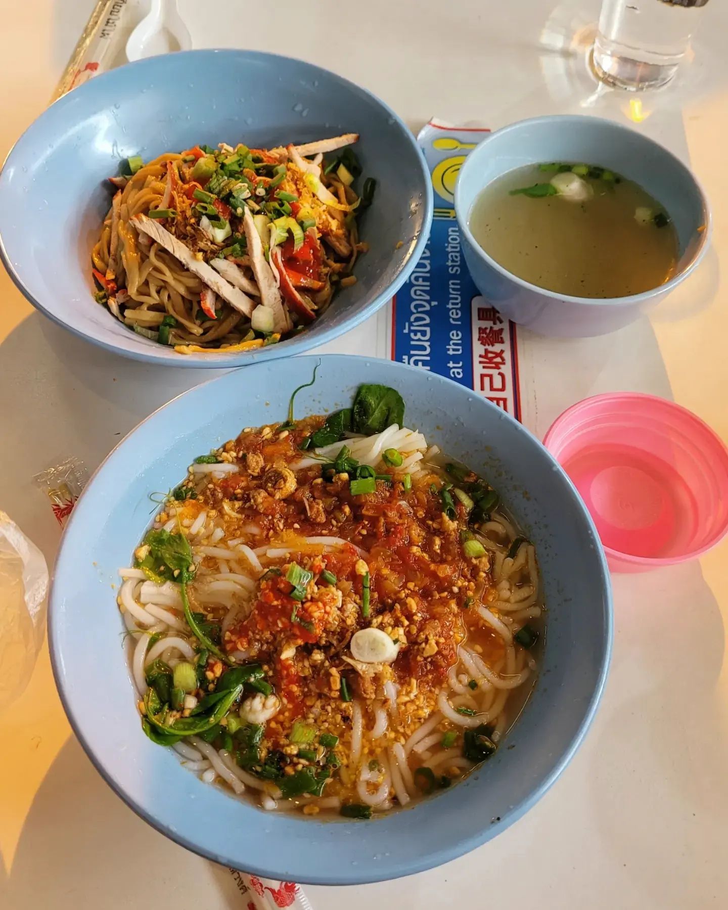 요새  한껏 짜부된 찐빵떡같은 얼굴 보실 분??-->눈갱방지를 위해 맨뒤에 ..
.
요즘 하루24시간이 모자르게 열심히 영상찍고 돌아댕기는중🤣.
.
아침6시에 나가서 일과마치면 9시라니 헣헣.
.
촬영때문에 편집할 시간은 도저히 안나고ㅠㅠㅠ.
아무래도 3월에 서울가면 1주일 2영상으로 꾸준히 업로드 해볼 생각임돠😉❣️.
.
그때까지 재밌는 영상 많이많이 찍어오겠슴둥 😎🙏.
.
참고로 요새 살은 1도 안쪘는데 얼굴이 많이 뿔어있네유 ㅠㅠ 영상을 보면 참.. 제가 다 보기 불편한데 ㅠㅠㅠ흑흑.
태국오니까 붓기가 서서히 빠지는 중입니다ㅠㅜ 역시 태국에 와야 건강해지는건가.. ㅠㅠ.  무튼 근황일기였슴다 ㅎㅎ.
.
아!!!실제키 189센치랑 똑같이 사진 찍어주신 아빠 쌩유👊❤
.
.
#치앙마이 #방콕 #유튜브 #초보유튜버 #유튜브촬영 #한달살기 노노 #두달살기 #먹스타그램 #맛스타그램 #먹방스타그램  #삼시세끼스타그램  #음식스타그램 #푸드파이터 #먹짱 #foodfighter #mukstagram #mukbang #맛집스타그램 #foodstagrm #instafood #foodinsta #foodie #eatfood #yummy #냠냠 #맛있다그램 #먹부림 #JMT