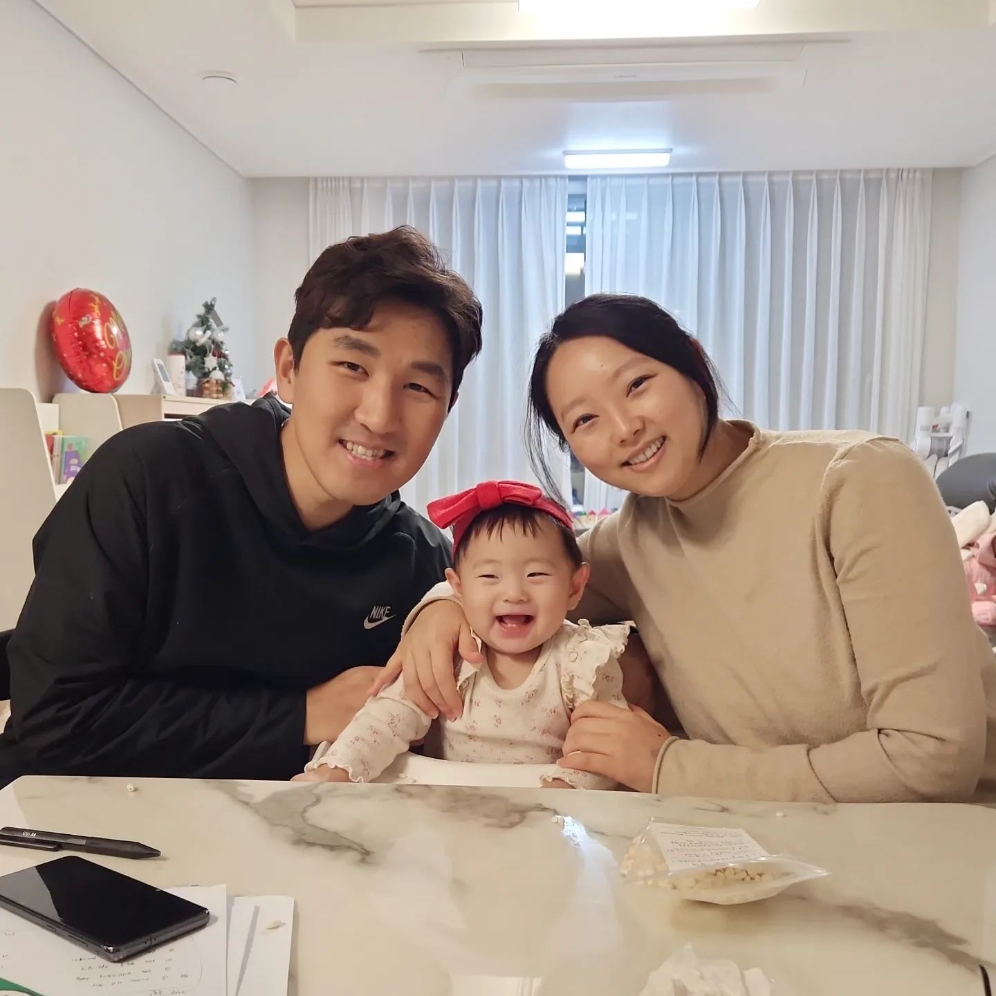 매년 영상 기록.
2022년, 올해는 셋 👨‍👩‍👧

2022.1.1. vs 2022.12.31.
우린 정말 잘하고 있다💞

✍22년 피드백
✍22년 아쉬운 점
✍22년 잘한 점
✍23년 목표

일도 다양하게 하고,
우리 자산도 매년 늘고,
가족애도 단단해지고,
일과 육아 만렙을 향해 화이팅 📣
사랑해 😘

#우리셋이서💕