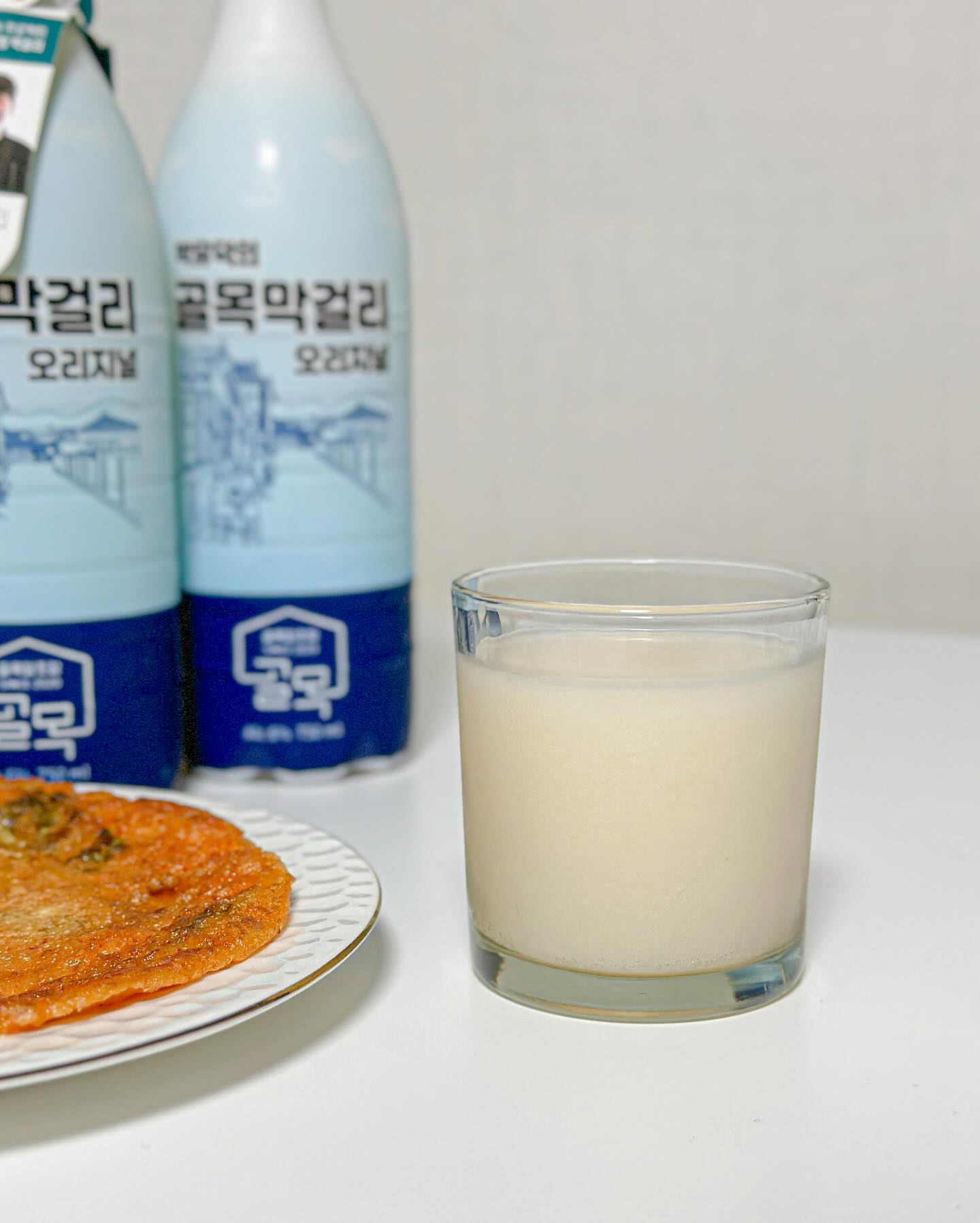 #제품제공 #골목막걸리

예산시장 그 막걸리!!
백종원 X 박유덕 콜라보
’박유덕의 골목막걸리‘ 오리지널🍶

품질 좋은 충남 예산군 쌀 
100% 사용한 우리 술 👍🏻
저온숙성 공법으로 빚은 생막걸리라 
깔끔한 맛과 청량한 탄산감이 살아있어
풍부한 맛과 향이 예술!

바삭 짭짤한 전, 고소한 보쌈, 
매콤한 음식 등 어떤 음식과도 찰떡으로 
잘 어울리는 부드러운 맛과 탄산감!

🚨 속보) 골목막걸리 편의점 입점 🚨
드디어 이렇게 맛있는 막걸리를 먹고 싶을 때 
언제든 집 앞 CU, GS25, 이마트24, 
세븐일레븐에서 쉽게 만날 수 있어 :)

막걸리 러버들 빨리 편의점으로 출동!!

⠀
#백종원막걸리 #백종원시장 #예산시장막걸리 #생막걸리 #전통주 #탁주 #전통술 #막걸리 #막걸리추천 #고급막걸리 #탄산막걸리 #맛있는막걸리 #홈술 #혼술