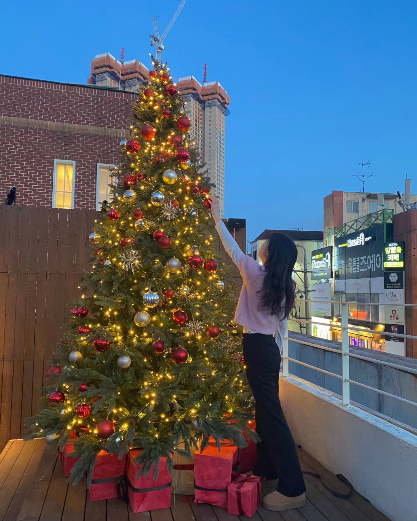 미리 메리크리스마스🎄

눈이 내리는 카페가 있대서 다녀왔습니둥❄️

확실히 해가 지니까 더 예쁘게 나왔던 곳..!
.
.
.
.
.
.
.
.
.
.
.
#해브아워다운타운 #크리스마스 #크리스마스트리 #대구가볼만한곳 #대구크리스마스 #눈내리는트리 #대구핫플 #daily #일상 #카페투어 #좋아요반사 #좋반 #선팔환영 #인친 #소통