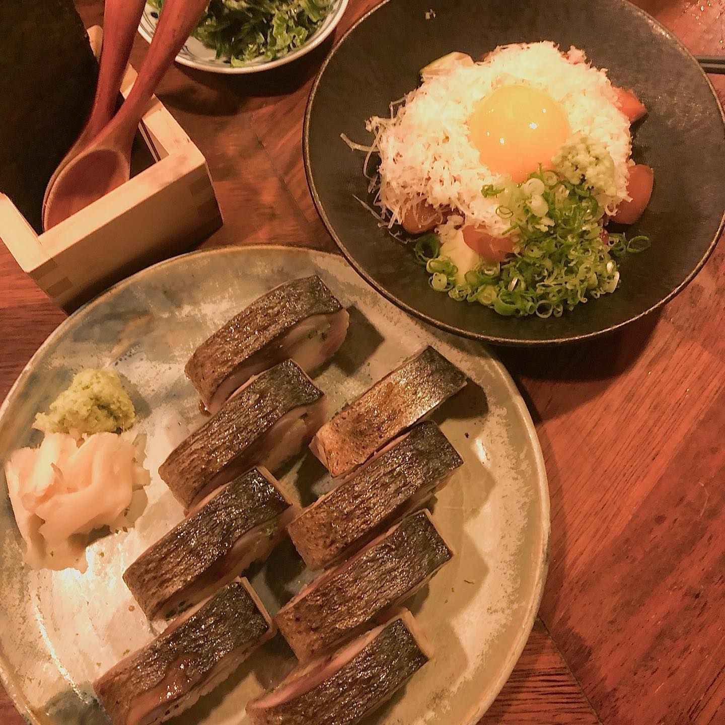 .
#합정아소토

여기 완젼 맛집이예요😭😭 

✔️사바보후즈시 
초절임힌 고등어 봉초밥인데
입에서 녹아 없어져요ㅠㅠ
비린맛 전혀 없구요
이건 꼭꼭 먹어야되요!!

✔️마구로치즈아에
참치,아보카도가 치즈에 버무려져
김에 싸먹은건데요
이것도 맛있어요!!

예약방문 추천드려요!!