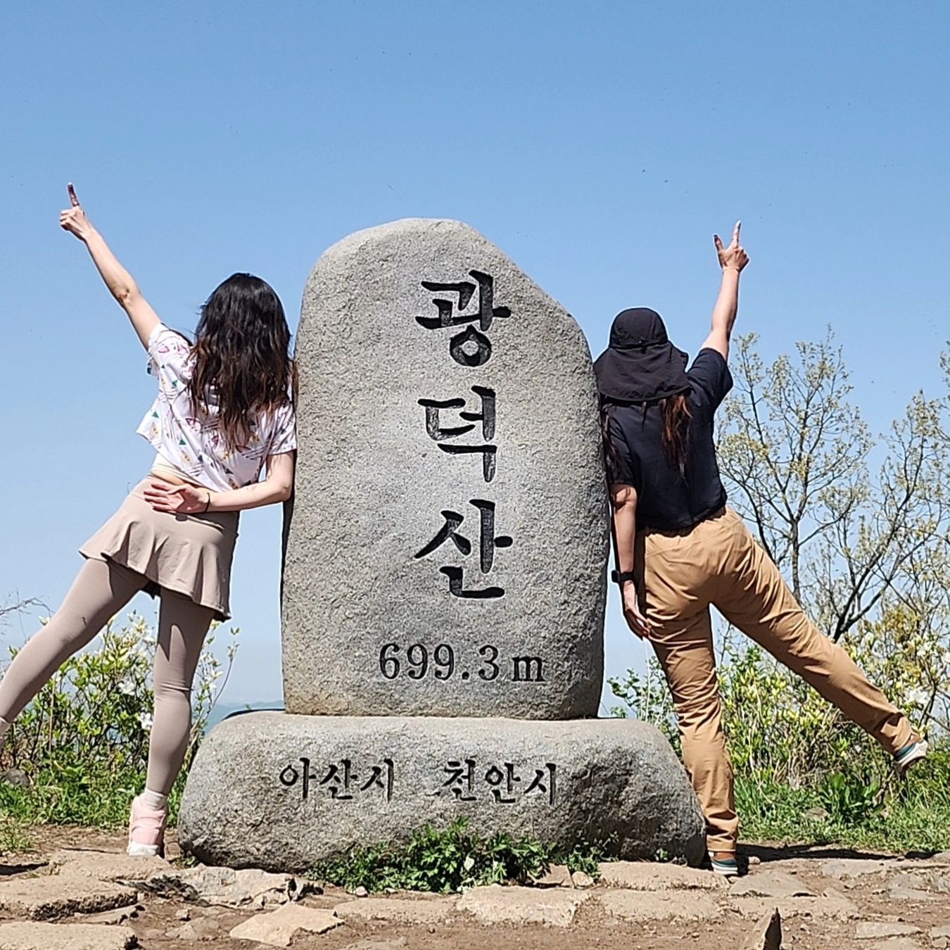 #봄등산 #광덕산 #광덕산정상 #등산그램 #친구네랑 #날씨좋다 #푸르른산 #광덕산등산
.
날 좋은 날 푸르른 광덕산 등산.
친구랑 함께라 더 즐거운 등산⛰️
새소리도 계곡물 소리도 푸른 나무도 힐링♥️
날도 좋고 산도 좋고 함께하는 이들도 좋은..
또 가자가자~~
.
.
#사진에진심인편 #1+1=ㄸㄹㅇ #광덕산정상에도 #막걸리팔았음좋겠다 #내가팔까