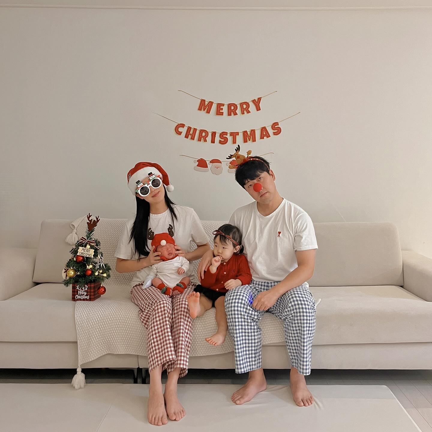 🎁 

앞으로 매일매일이 그렇겠지만, 내인생 가장 소중한 오늘의 한 순간 ✨ 
내 소중한 이씨들이랑 ..🤍 햅삐크리스마스 🎅🏻🎄 

내가 애 둘 맘이라니 .. 🫣💦 나 잘 할 수 있다 💪🏻