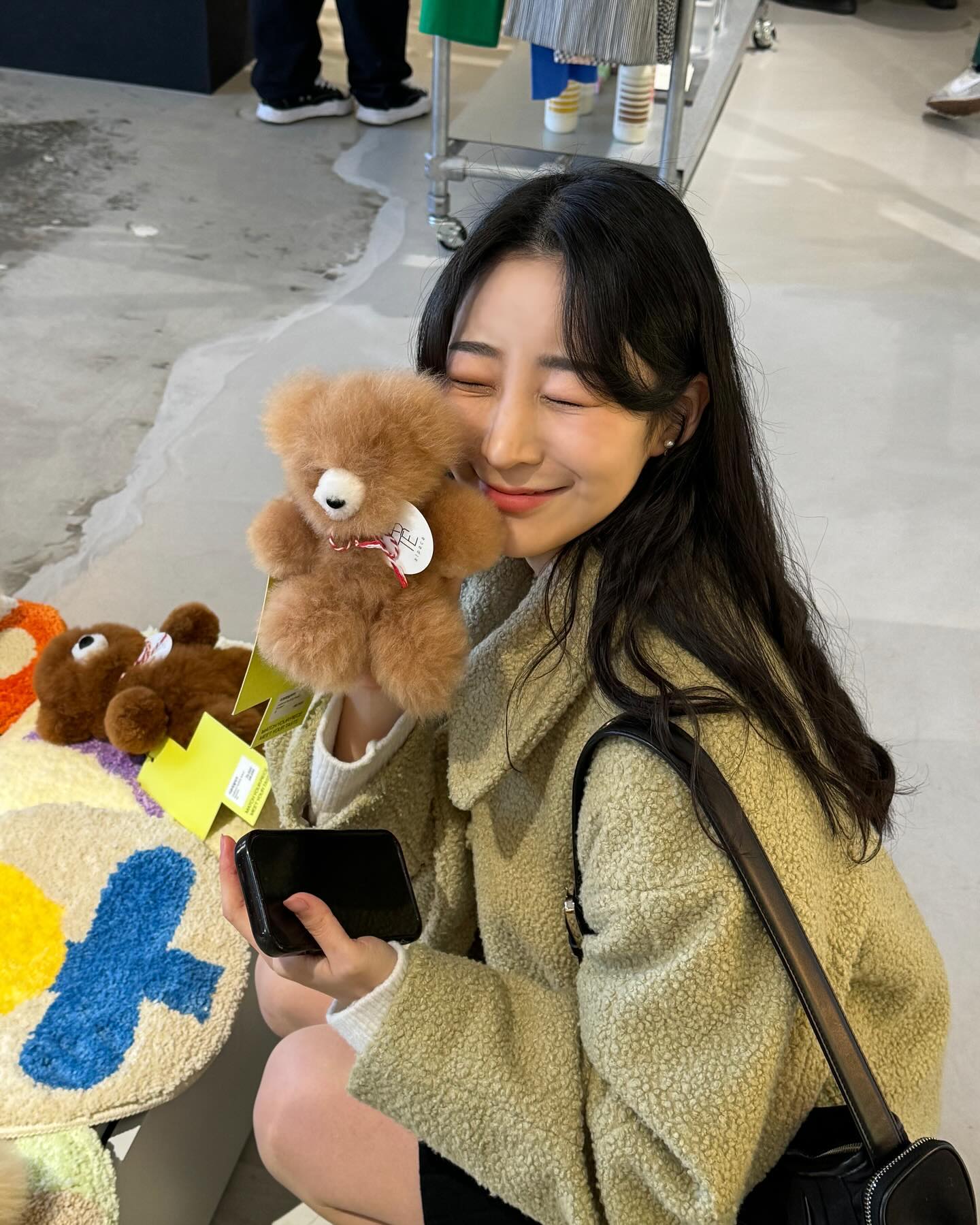 사람 많고 복잡시런 성수동 투어
여기가 제일 예뻤다
마지막 사진 내 작품은 예림 폰 안에💗

📍솔드아웃 성수
  mon-sun 11:00-20:00

#솔드아웃 #무신사스토어 #성수동팝업 #성수동핫플