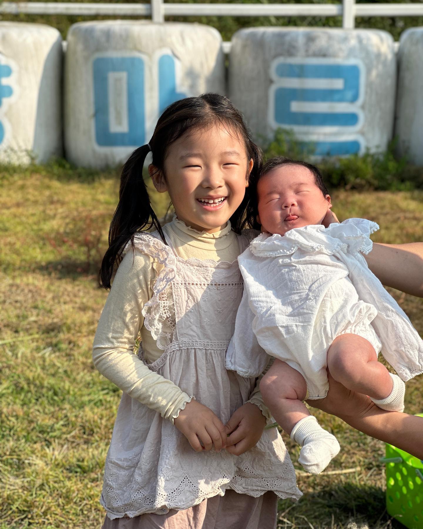 수아를 위한 주말보내기➰
태어난지 40일만에 똥냄새 가득한 곳에서🐑
첫째는 엄마아빠의 사랑으로 키우고
둘째는 땅,물,바람,해님의 사랑으로 키운다🌞