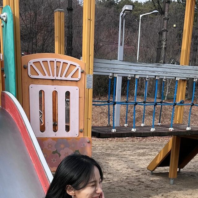 마이영 | Daily Fashion 🍒 on Instagram: "#협찬 @vivabrown_official 루즈핏 실루엣에 크롭기장감으로 편안함은 트랜디함 🙆‍♀️ 투웨이 집업 없이는 이제 못살어😵 #비바브라운 #여자자켓 #비건레