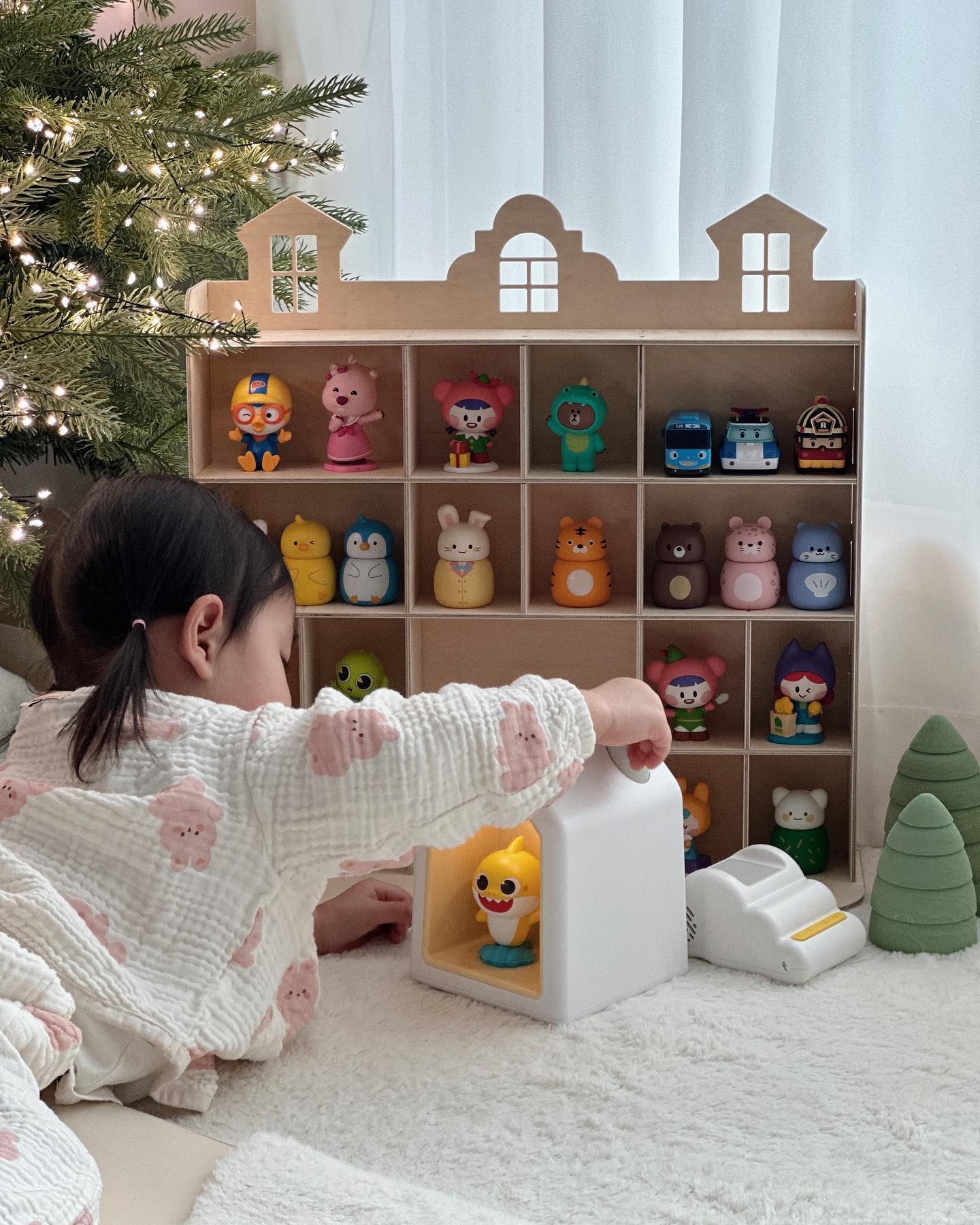 🏠
요즘 아이들 소리친구, 교육용 오디오 플레이어로 
많이들 함께하시는 코코지
귀엽고 예쁜 아띠들을 그냥 두기에는 너무 아쉽더라구요 ◡̎ 

디디다 꼬미홈으로 깔끔하게 정리해주었어요.

다른 아띠들보다 크기가 조금 더 큰 
레드렉스아띠나 루피아띠도 쏙 들어가 맘에 쏙 들더라구요.ᐟ.ᐟ 

무엇보다 24개의 아띠를 깔끔하게 정리해 둘 수 있는데다가
서아에게 정리정돈 습관을 들여줄 수 있어서 더 좋았던,,❤︎

서아 눈에 잘 보이고, 손이 쉽게 닿는 곳에 두니 
TV대신 코코지하우스와 아띠를 한 번이라도 더 찾게되는거있죠?.ᐟ
예뻐서 더 좋아,,❤︎ 

코코지하우스를 두는 곳에는 충전할 수 있게 작는 홈이 있는 디테일 말해뭐해요
잘 샀네, 잘 샀어-

/ didida83 
/ 디디다퍼니쳐 꼬미홈 (작은사이즈)

#디디다 #코코지 #꼬미홈 #코코지하우스 #코코지아띠 
#코코지정리 #코코지보관 #아띠보관함 #코코지보관함 #디디다꼬미홈
#내돈내산후기