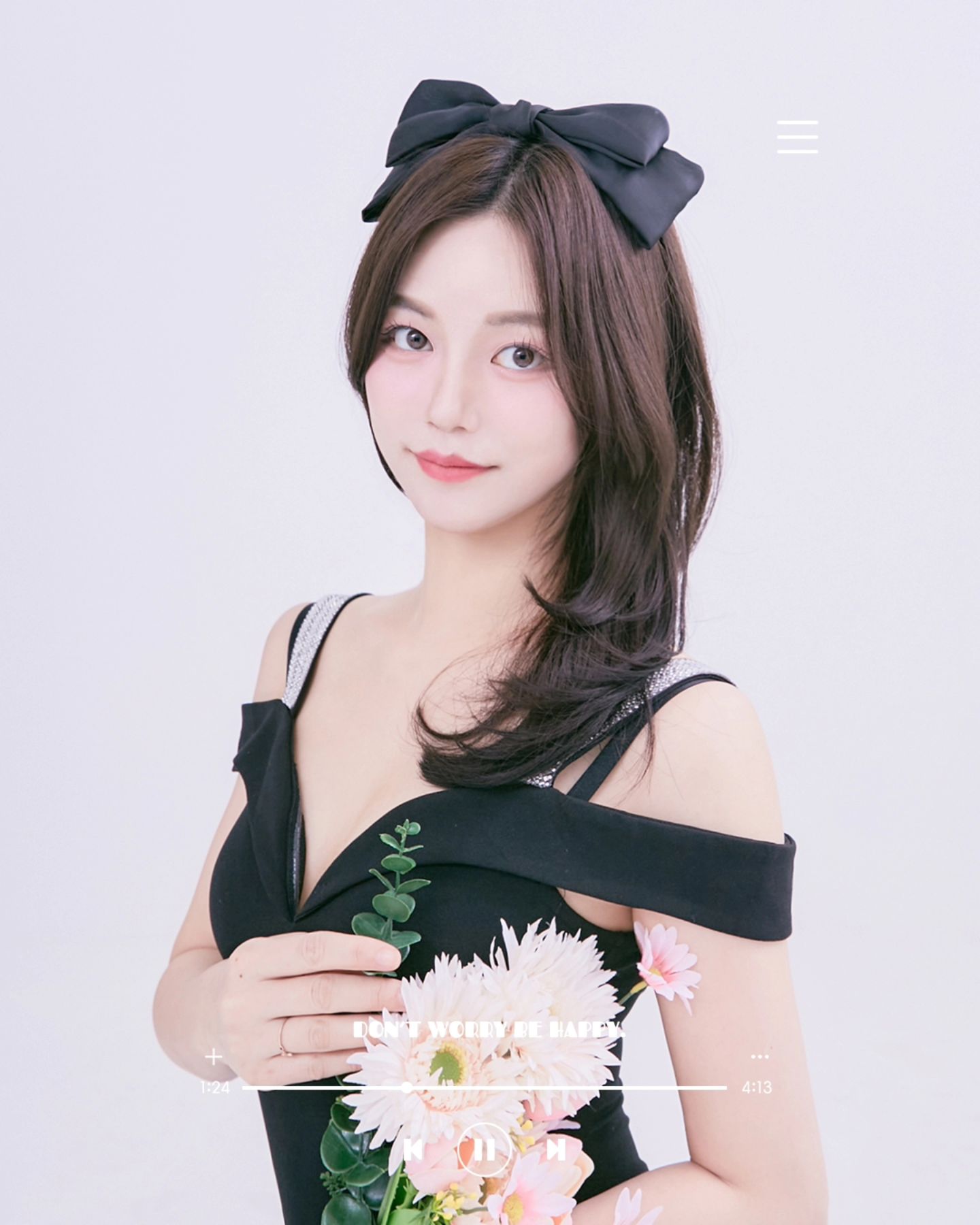 📷 홍대 , 연남동 셀프 사진관 돈워리 비해피♡

오늘은 오후에 미용실 들렀다가 요즘 취미인 셀프촬영하러 홍대

 dont.worry.be.happy_____ 

다녀왔습니다!!

돈워리비해피에는 두가지 테마룸이있는데요!

✔️마치 다락방에서 아늑하게 사진찍는 분위기를 누려볼수있는
- 코지룸

✔️제가 선택한 쿨톤분들께 추천하는 퓨어, 클린한 분위기의
-화이트룸

20분 타이머를 두고 촬영을 할 수 있는데요!
저는 욕심이 많아서 8~9분 첫컨셉촬영 , 환복 2~3분 후 두번째컨셉 촬영 

이렇게 이십분동안 두 컨셉을 촬영했답니다 💓

세번째 사진처럼 꾸밀 소품들이 컨셉별로 많아서 다양한 컨셉을 도전해 보실 수 있을거같아요

저처럼 헬멧을쓰고 MZ샷도 건져보시죠!!

돈워리비해피는 무려 원본 무료!! 입니다

다른사진관들은 원본받으려면 금액추가가 필수였는데
원본이 무료라고적혀있어서 놀랐어요

보정 솜씨도 탁월하셔서 사진이 너무 마음에 들어요 🩷

홍대, 연남에서 촬영하신다면 돈워리 비해피 강추!!
1인촬영뿐만아니라 2~4인 촬영도 가능하니
친구들과 이미지촬영 비싸게 하지마시구 셀프 스튜디오에서 편하게 촬영해보세요 !!👍