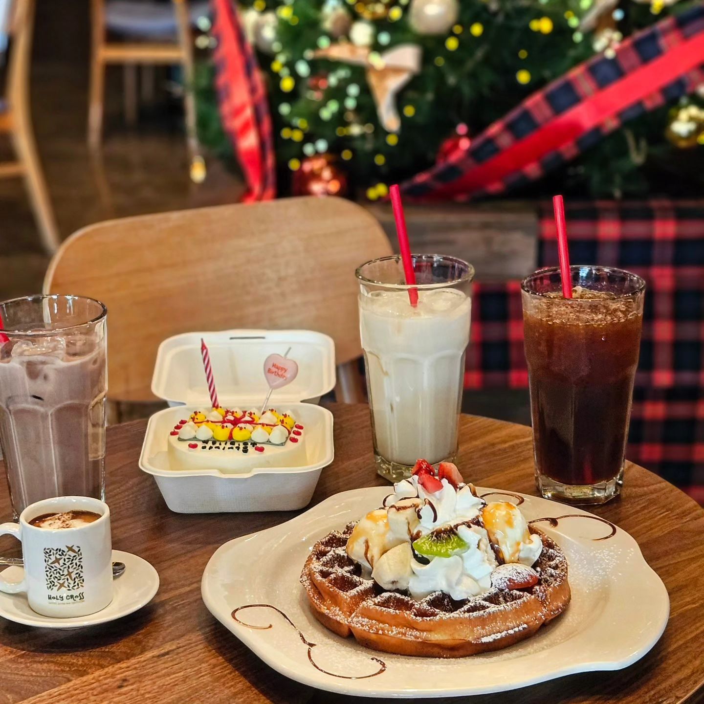 #대전둔산동카페 #홀리크로스

대전 트리맛집에서 맛있는 디저트 😍
와 여기 추억돋네 하는데
다 같은 추억을 추억하고 있었다 ㅋㅋㅋ
트리도 예쁘고 와플도 맛있었당 👏

#에스프레소콘파냐 먹어봤는데
사연있는 사람 같다는 소리 들음 ㅋㅋㅋ

#카페직먹직찍 #카페스타그램 #카페 #대전카페 #대전맛집 #둔산동카페 #둔산동홀리크로스 #직먹직찍