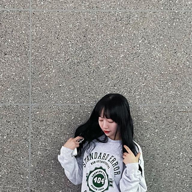 이아뭉 on Instagram‎: "#광고 - 국내 자체 제작된 고품질 원단과 고품질 날염 인쇄로 선선한 날씨에 심플하고 캐주얼한 맨투맨 #스탠다드에러 👉🏻 무신사에서 만나볼 수 있습니당 (๑´ސު｀