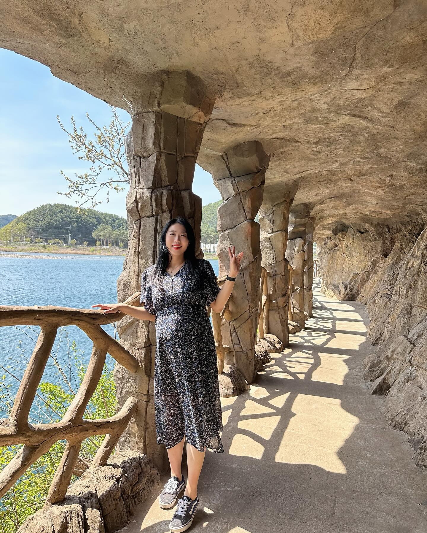 천연기념물 제155호 천연 석회암 동굴 🤎
석류굴로 향하는 피암터널이 바르셀로나 구엘공원과 꼭 닮아있어서 신행기억이 새록새록 떠올라 미리부터 한껏 신났다 ㅎㅎㅎ 무려 2억 5천만년 전에 형성되었다는 석류굴은 정말 신비롭고 재밌었다 ! 헬맷쓰고 탐험하듯 둘러보는데 넓은 12개의 광장과 5개의 호수가 형성되어있구 다양한 형태의 볼거리가 많았다 (오빠가 진심이라 구야웠음 👷🏻‍♂️🦇) 성류굴을 들어갈때랑 나올때 보이는 풍경도 너무 아름다웠는데 (매화천과 왕피천이 성류굴앞에서 만나 동해로 흘러간다) 물결이 반짝반짝 날도 좋고, 나무들이랑 가까이 맞닿아 있는 모습에 힐링 제대로 💚 #별맹부부 #울진여행 #석류굴
