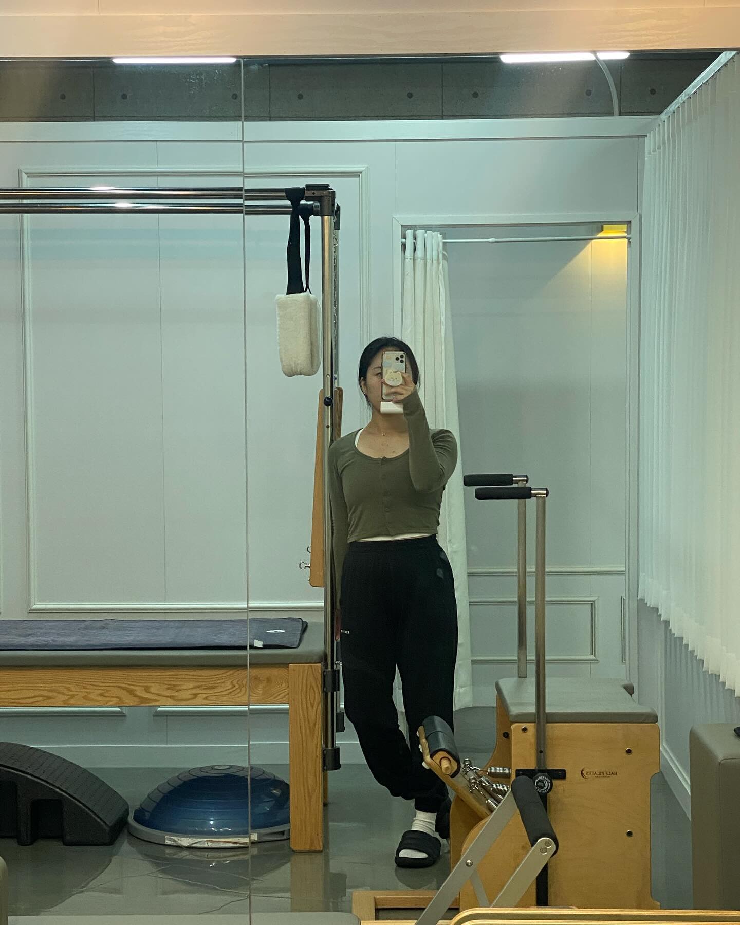 오늘 수업 전 회원님께 들었던 이야기
.
.
.

“선생님은 수업을 즐기는 표정이라 더 듣기가 좋아요”
“우리 아들이 물리치료산데 선생님 수업 들은걸 얘기해주니까 물리치료사냐고 물어보던데요?”

그 한마디 한마디에 오늘 피로가 싹 녹아 들었다. 

발목수술로 1년간 서있을 때 느끼던 통증으로 
필라테스 강사로 돌아오기까지 너무 고민되었지만,
매일 와서 수업 잘들었다고 인사해주실 때 마다
열심히 수업 할 힘을 얻어가는 난 천직 필라강사